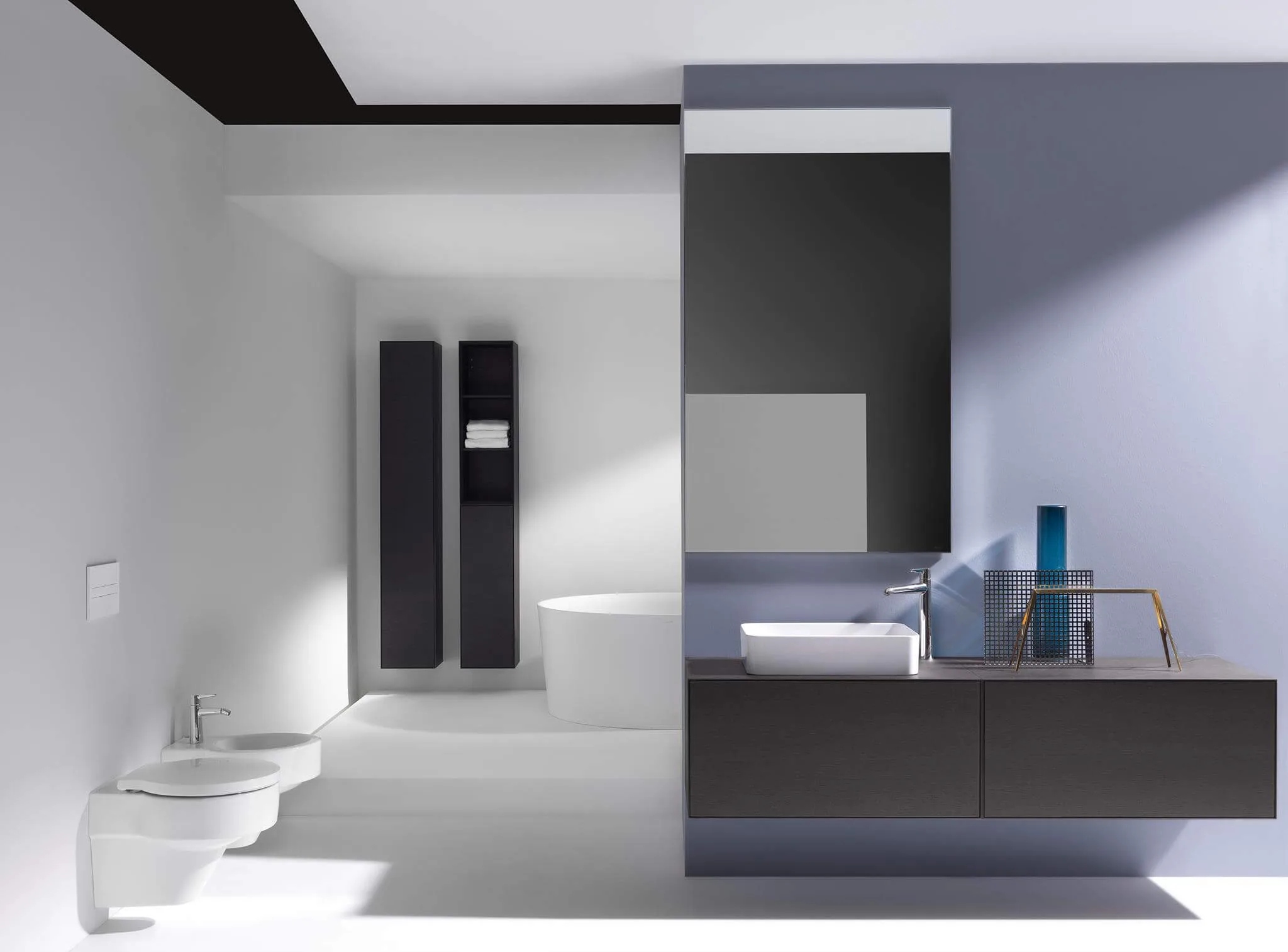  Die ästhetische Leichtigkeit der Saphirkeramik kombiniert mit einem alltagstauglichen Design aus Meisterhand machen die Badkollektion Val von Laufen weltweit einzigartig und erfolgreich. Jetzt hat der Münchner Star-Designer Konstantin Grcic neue Stücke für die Kollektion entworfen, die damit zum Komplettbad heranwächst und neue Optionen für die Badgestaltung bietet.