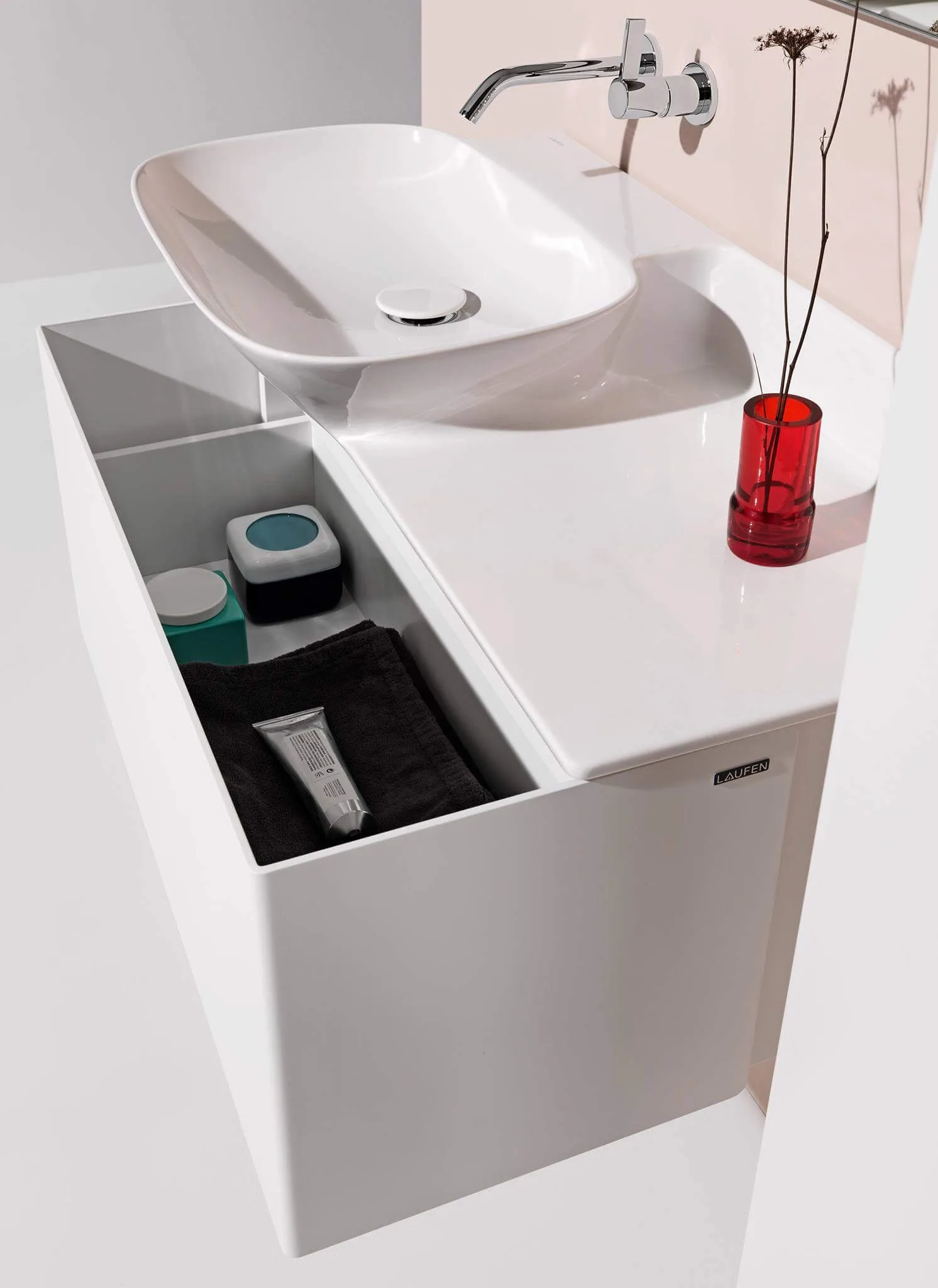Hochwertiges Möbelset mit raffinierten Details Zu Ino hat Nguyen auch ein eigenes Badmöbel-Set entworfen, das optisch wie funktional mit der Kollektion harmoniert. Dazu hat der Designer eine Perspektive eingenommen, die das Möbel in seiner Gesamtheit betrachtet: Die hauchdünne Frontverkleidung der Schublade aus echtholzfurniertem oder pulverbeschichtetem, mattweißem Aluminium zieht sich deshalb fugenlos auch über die Seiten der Unterbaumöbel und wird mit der Schublade komplett ausgezogen. Die Unterbaumöbel sind für den Konsolen-Waschtisch und die wandmontierten Waschtische erhältlich und bieten jede Menge Raum für Handtücher, Kosmetika und andere Accessoires. In ihrem Innern finden sich vormontierte Aufbewahrungsfächer, die es dem Nutzer leicht machen, auch kleine Dinge übersichtlich zu verstauen. 
