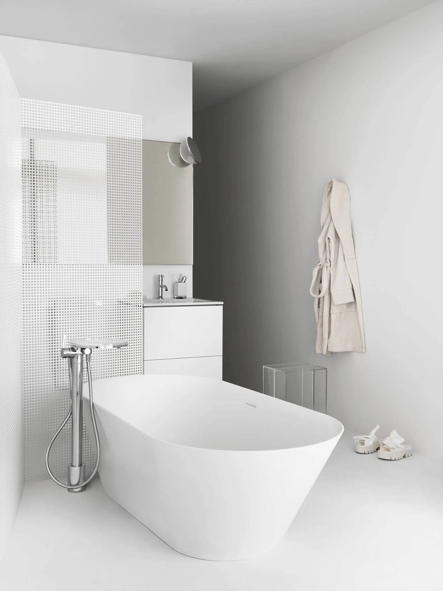 In Kartell by Laufen finden Design und Technologie eine ausgewogenen Balance und stehen in einem dynamischen Verhältnis zueinander. Die Kollektion eignet sich ausgezeichnet für stillvoll ausbalancierte Bad-Inszenierungen mit subtilen Provokationen und zeitigt überraschend flexible und vielseitige Ergebnisse. Ihre frische, lebendige, bisweilen kecke und überraschende Formensprache basiert auf den monumental gestalteten, transparenten und klaren Elemente und harmonieren mit dem Volumen der Architektur – und kreiert dabei einen von aussergewöhnlicher Leichtigkeit geprägten Freiraum. Die Leichtigkeit wird durch den Dialog mit den eleganten und transparenten Kunststoffaccessoires verstärkt, die in mehreren auffälligen Farben erhältlich sind: Hocker, kleine Tische, Stapelmöbel, Regale, Spiegel und Lampen. Sie haben einen nomadenhaften Charakter und sind vielseitig verwendbar. Und je nach gewählter Farbe verwandeln sie die Stimmung des Badezimmers.