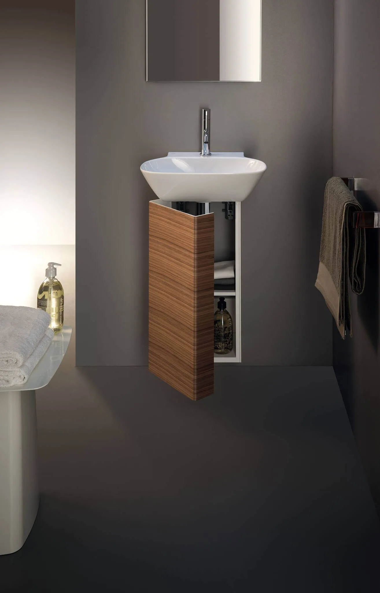 Die Kollektion Ino von Laufen eignet sich auch für den Einsatz in gehobenen öffentlichen und halb-öffentlichen Bereichen. Zum Beispiel in Kombination mit dem Urinal Antero, ebenfalls von Toan Nguyen.
