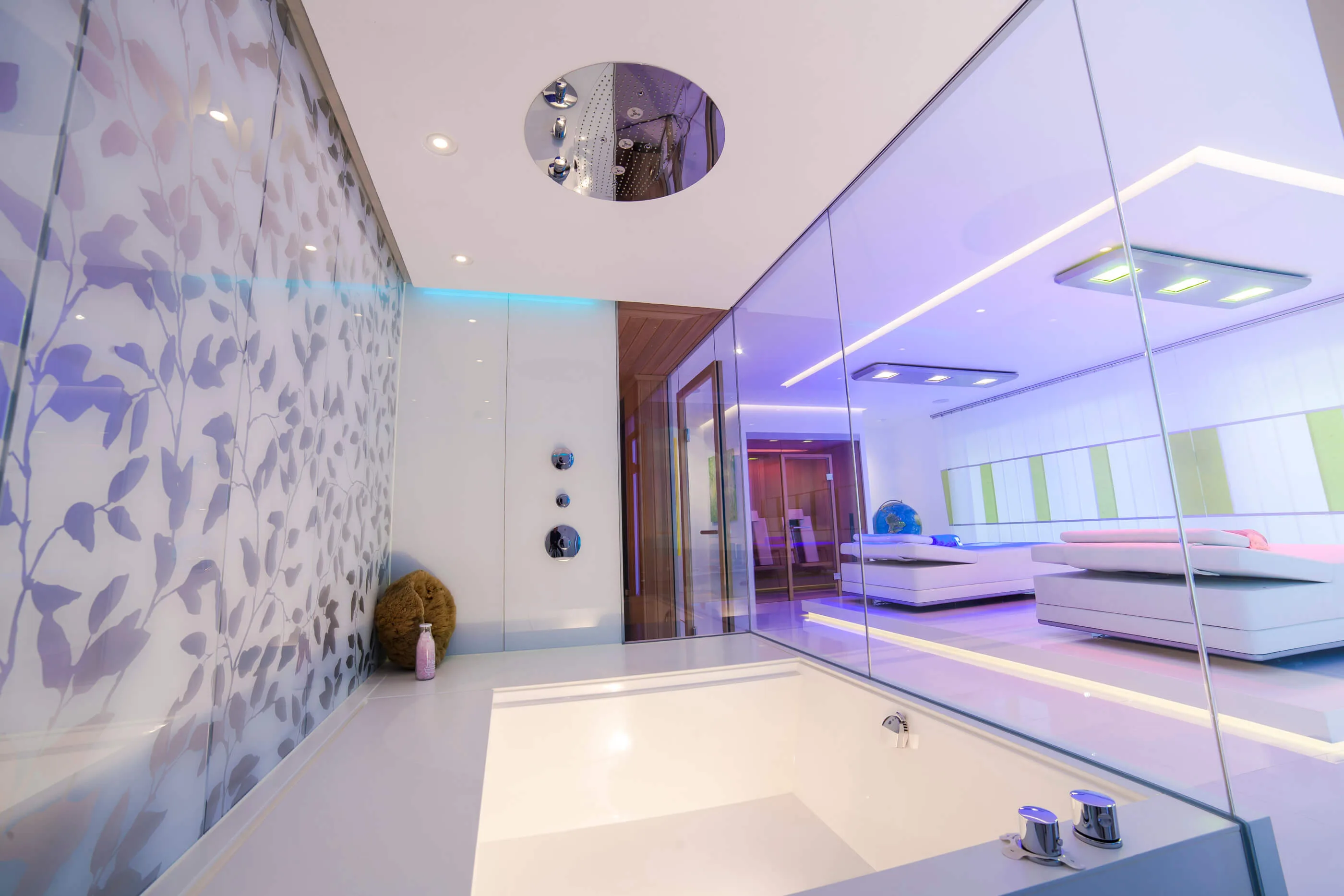 Realisierter Private-Spa-Bereich mit Whirlpool, Dampfdusche, Lichtsteuerung und klarer Raumarchitektur