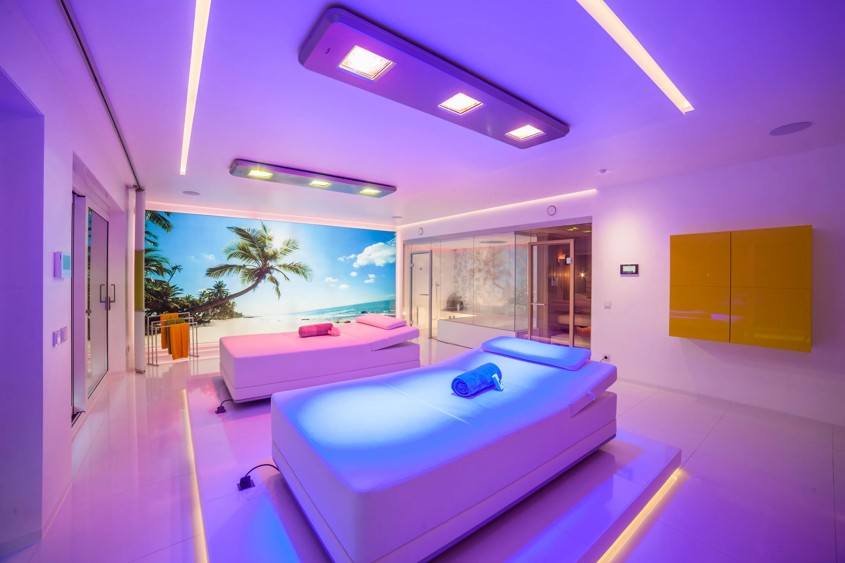 Private Spa Privat Spa Wochenende Nach einer produktiven Arbeitswoche freut man sich auf ein entspanntes Private Spa Wochenende in seinem eigenen Luxus Badezimmer. Dies ist ein sakraler Ort, an dem das eigene Wohlbefinden im Mittelpunkt steht, und die Individualität zelebriert wird. In Zusammenarbeit mit der Firma KLAFS: gestaltete der Innendesigner Torsten Müller ein Private Spa, an dem der Kunde nicht nur Ruhe und Entspannung finden und den Alltagsstress vergessen kann, sondern auch ein ästhetisches Erlebnis genießt, das aus dem gekonnten Einsatz der Ritualarchitektur resultiert. Die Idee Das Private Spa im Detail