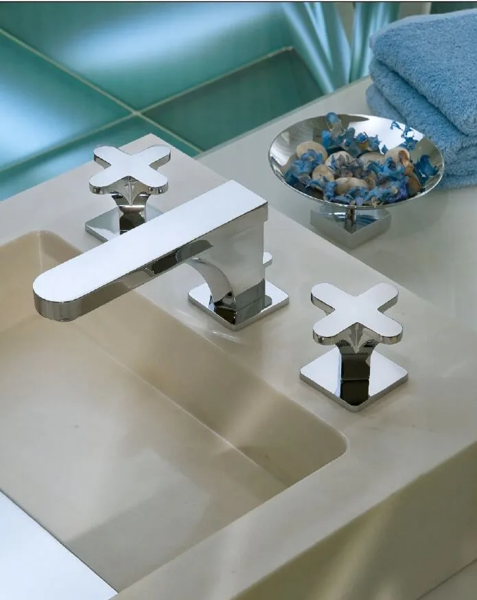 THG Paris Armaturen und hochwertiges Badezimmer-Zubehör für ihr Badezimmer Design Edler Stein, Kristallglas, Porzellan, optisches Glas, natürlicher Marmor: THG Paris wählt sorgfältig Materialien hoher Qualität zur Schaffung außergewöhnlicher Stücke. THG Paris steht für zeitlosen Luxus im privat Spa und eine außergewöhnliche Lebensart.