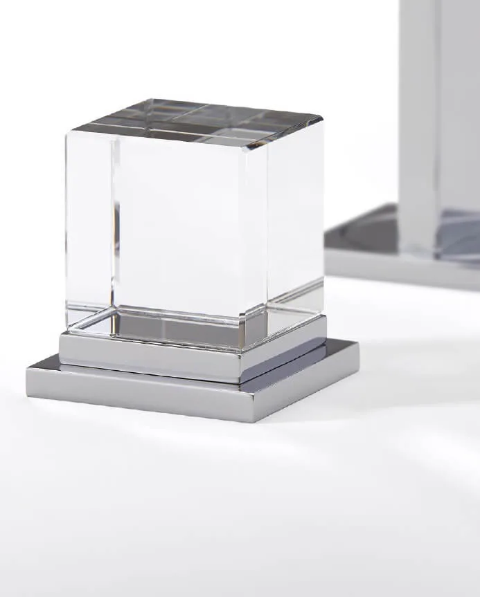THG Paris Armaturen und hochwertiges Badezimmer-Zubehör für ihr Badezimmer Design Edler Stein, Kristallglas, Porzellan, optisches Glas, natürlicher Marmor: THG Paris wählt sorgfältig Materialien hoher Qualität zur Schaffung außergewöhnlicher Stücke. THG Paris steht für zeitlosen Luxus im privat Spa und eine außergewöhnliche Lebensart.