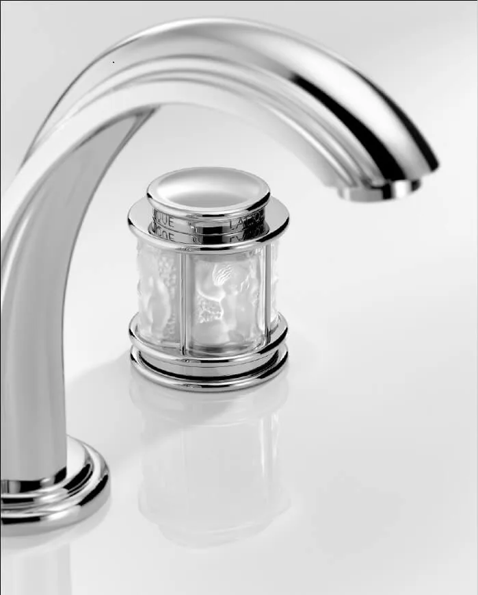 THG Paris Armaturen und hochwertiges Badezimmer-Zubehör für ihr Badezimmer Design Edler Stein, Kristallglas, Porzellan, optisches Glas, natürlicher Marmor: THG Paris wählt sorgfältig Materialien hoher Qualität zur Schaffung außergewöhnlicher Stücke. THG Paris steht für zeitlosen Luxus im privat Spa und eine außergewöhnliche Lebensart.