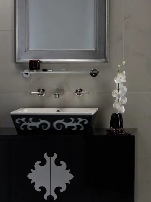 THG Paris Armaturen und hochwertiges Badezimmer-Zubehör für ihr Badezimmer Design Edler Stein, Kristallglas, Porzellan, optisches Glas, natürlicher Marmor: THG Paris wählt sorgfältig Materialien hoher Qualität zur Schaffung außergewöhnlicher Stücke. THG Paris steht für zeitlosen Luxus im privat Spa und eine außergewöhnliche Lebensart.