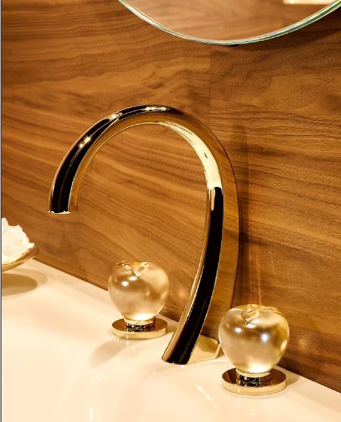 THG Paris Armaturen und hochwertiges Badezimmer-Zubehör für ihr Badezimmer Design Edler Stein, Kristallglas, Porzellan, optisches Glas, natürlicher Marmor: THG Paris wählt sorgfältig Materialien hoher Qualität zur Schaffung außergewöhnlicher Stücke. THG Paris steht für zeitlosen Luxus im privat Spa und eine außergewöhnliche Lebensart.