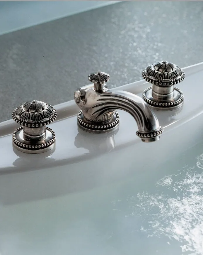 THG Paris Armaturen und hochwertiges Badezimmer-Zubehör für ihr Badezimmer Design Edler Stein, Kristallglas, Porzellan, optisches Glas, natürlicher Marmor: THG Paris wählt sorgfältig Materialien hoher Qualität zur Schaffung außergewöhnlicher Stücke. THG Paris steht für zeitlosen Luxus im privat Spa und eine außergewöhnliche Lebensart.