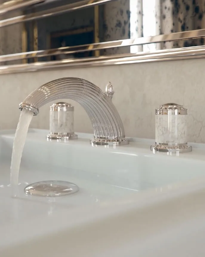 THG Paris Armaturen und hochwertiges Badezimmer-Zubehör für ihr Badezimmer Design Edler Stein, Kristallglas, Porzellan, optisches Glas, natürlicher Marmor: THG Paris wählt sorgfältig Materialien hoher Qualität zur Schaffung außergewöhnlicher Stücke. THG Paris steht für zeitlosen Luxus im privat Spa und eine außergewöhnliche Lebensart.