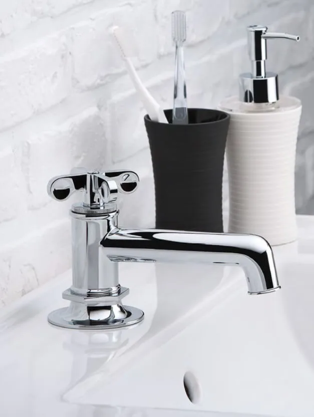 THG Paris Armaturen und hochwertiges Badezimmer-Zubehör für ihr Badezimmer Design Edler Stein, Kristallglas, Porzellan, optisches Glas, natürlicher Marmor: THG Paris wählt sorgfältig Materialien hoher Qualität zur Schaffung außergewöhnlicher Stücke. THG Paris steht für zeitlosen Luxus im privat Spa und eine außergewöhnliche Lebensart.