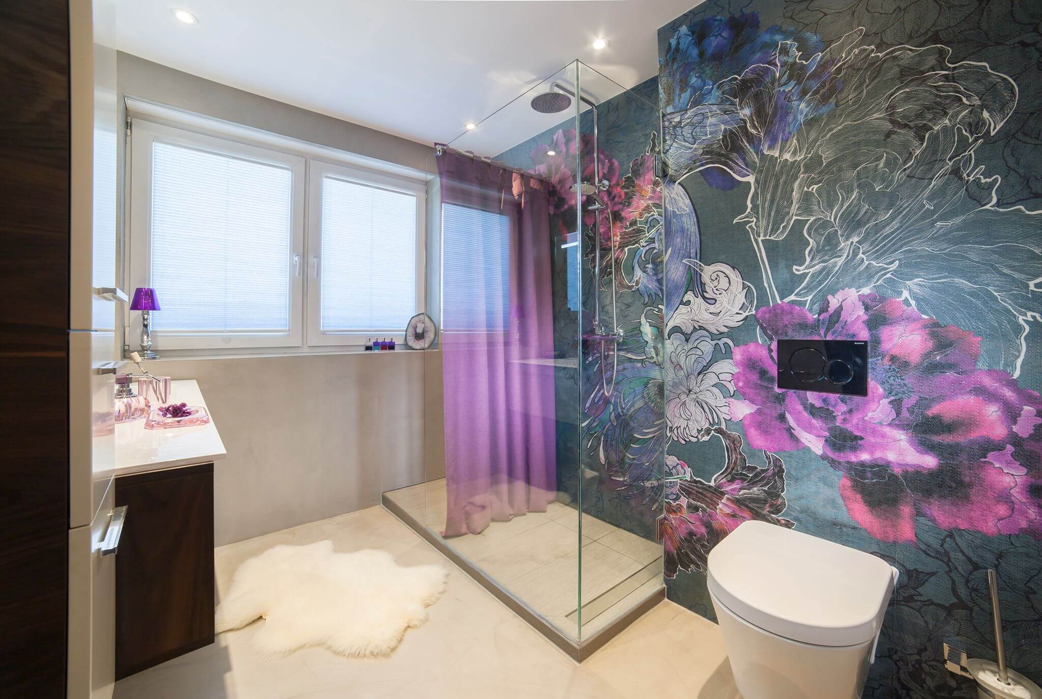 Helles Badezimmer mit bodenebener Dusche, Toilette und wandfüllender Wall and Deco Tapete