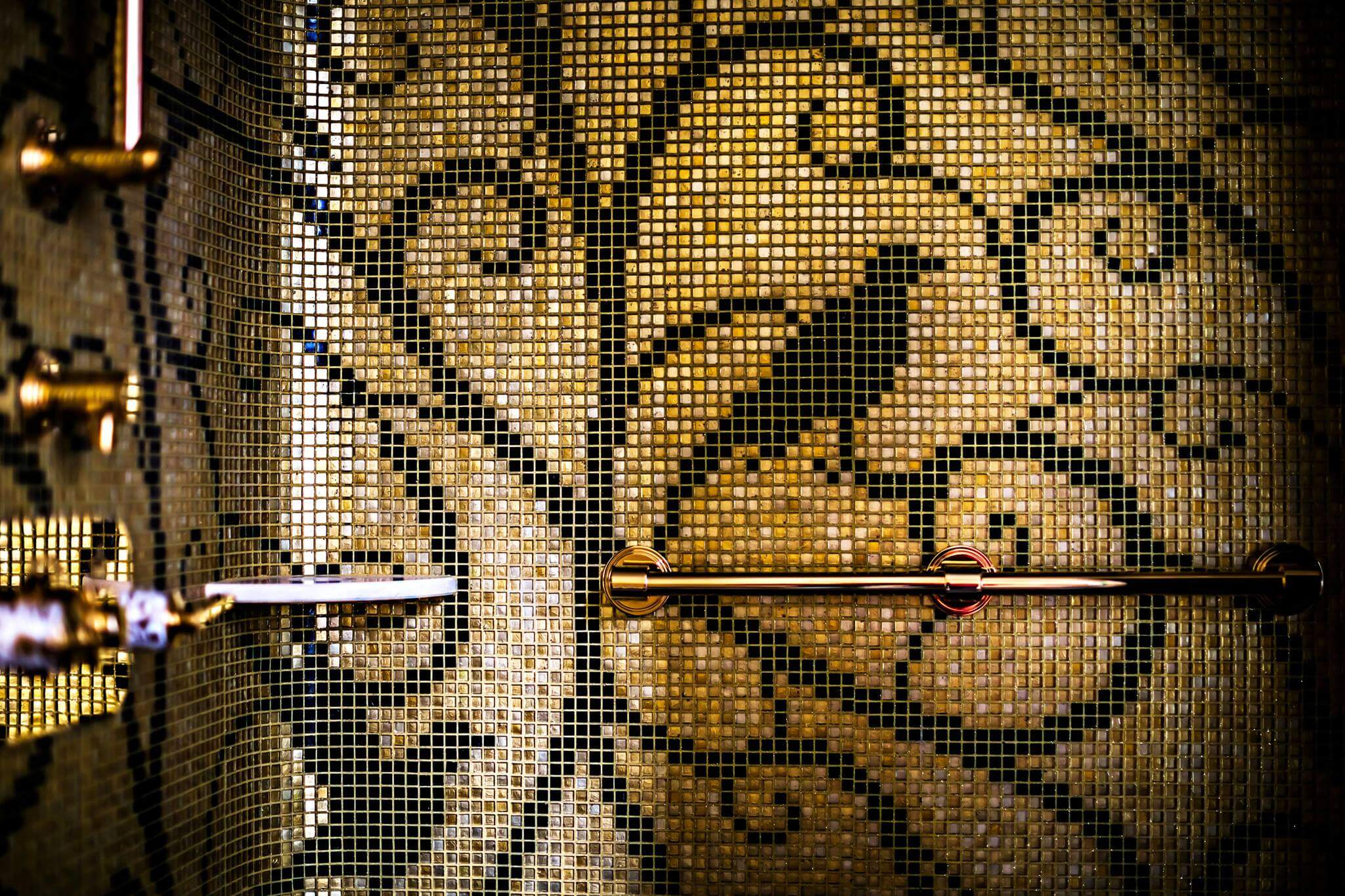 Sicis Mosaic Glasmosaik Verkauf Torsten Mueller Bad Honnef naehe Koeln Bonn (2) Mein Geheimnis für die Kreation individueller Themenwelten beim Bad Einrichten in Ihrem Designer Bad by Torsten Müller ist die vollkommene Harmonie aus der erfolgten Badezimmer Design Badgestaltung, des optimalen Lichtdesign, der idealen Materialien und der erzeugten Badkultur. Dieses authentische Badezimmer Design sorgt nach dem Bad Gestalten für individuelle Wohlfühlmomente in Ihrem Designer Bad, das mit den Klassikern für beste Badezimmer von Villeroy und Boch, Bad Villeroy und Boch Sanitär ausgestattet sein kann. Lassen Sie sich von neuartigen Ideen zum Bad Planen inspirieren. Wählen Sie Bad Muster mit außergewöhnlichen Materialkontrasten für die Bädergestaltung nach den neuesten Badezimmer Trends und Bad Design Ideen, wie Glänzend und matt Rau und spiegelglatt Hauchfein und zentnerschwer. Wenn die Grundlagen der Bädergestaltung beim Badezimmer Planen festliegen, entscheiden wir uns auf einer Bäderausstellung der Bäder München oder im Showroom eines traditionsreichen Produzenten für Badezimmer Design, wie Duravit Österreich, Laufen Sanitär, Zucchetti Armaturen oder Villeroy & Boch Dresden für das passende Badzubehör Design für das Badezimmer Gestalten, wie ein elegantes Waschbecken aus feinstem Duravit Meißen Porzellan ein Laufen Badezimmer, das durch seine geradlinige Ausführung begeistert ein luxuriöses Villeroy & Boch Bad mit schlichten Armaturen von THG Paris