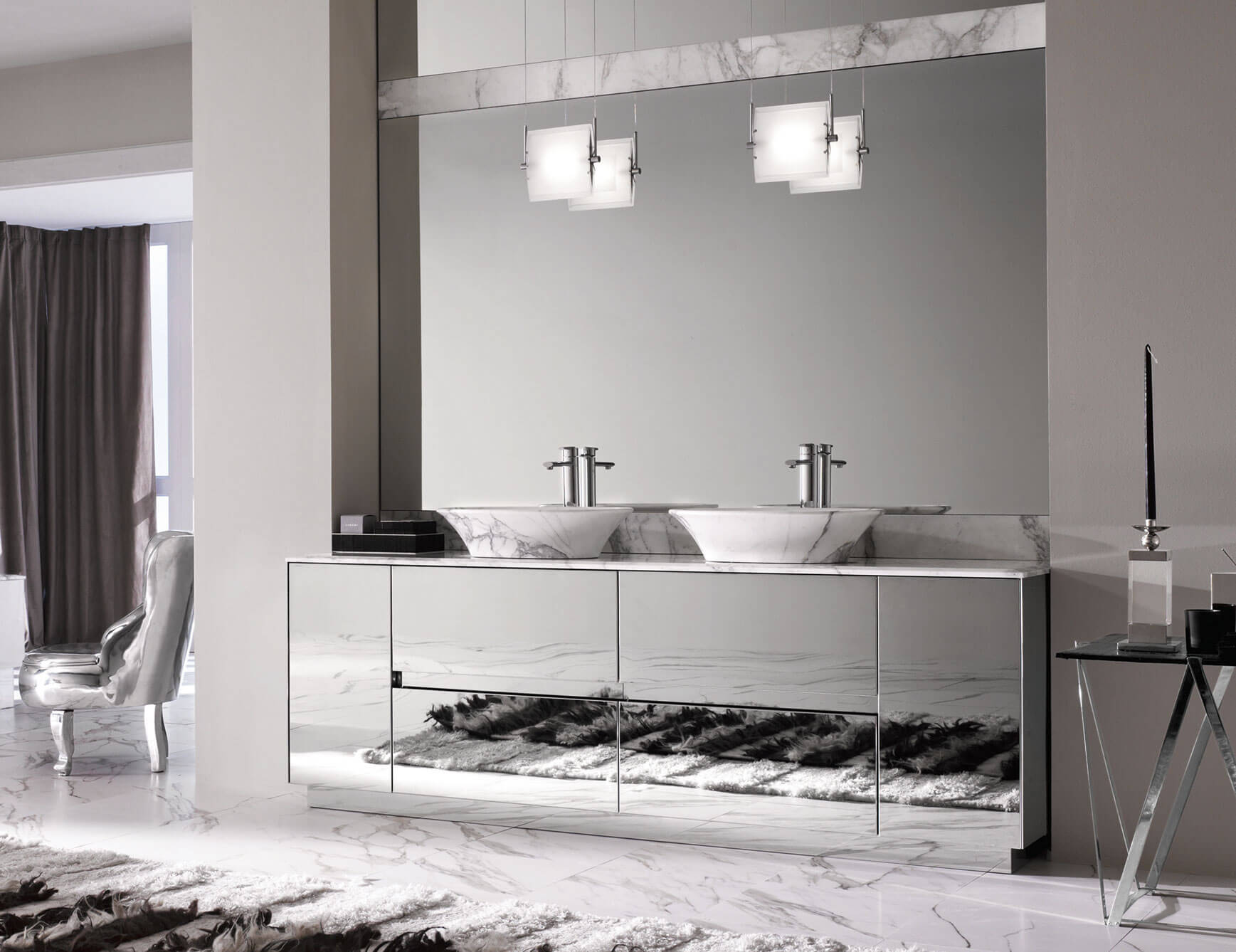 Hilton Auf Entdeckungsreise durch die Vergangenheit gingen die Designer der Hilton Kollektion, vergaßen dabei jedoch nicht, sich eine zeitgenössische Brille aufzusetzen. Schlichte Formen mit kostbaren Details bei denen klares Glas die Hauptrolle übernimmt – der traditionsreiche Stoff wird hier in unzähligen Variationen immer wieder neu ausgeleuchtet und in Szene gesetzt. Eine breite Farbpalette, unterschiedliche Helligkeiten und Texturen bieten eine wahre Spielwiese für die Planung eines extravaganten Luxury Spas. Die traditionellen Bearbeitungsmethoden aus Venedig werden hier unter der Schirmherrschaft der innovativen Technologien aus der Schublade geholt, um etwas Neues entstehen zu lassen. Mit dem zurückhaltenden Einsatz von Holz und Marmor wirken die Hilton-Kreationen reduziert und sophisticated. Polierter Stahl hingegen strahlt Stärke aus, die von den glanzvollen Griffen und Standfüßen des Waschbeckentisches ausgeht.