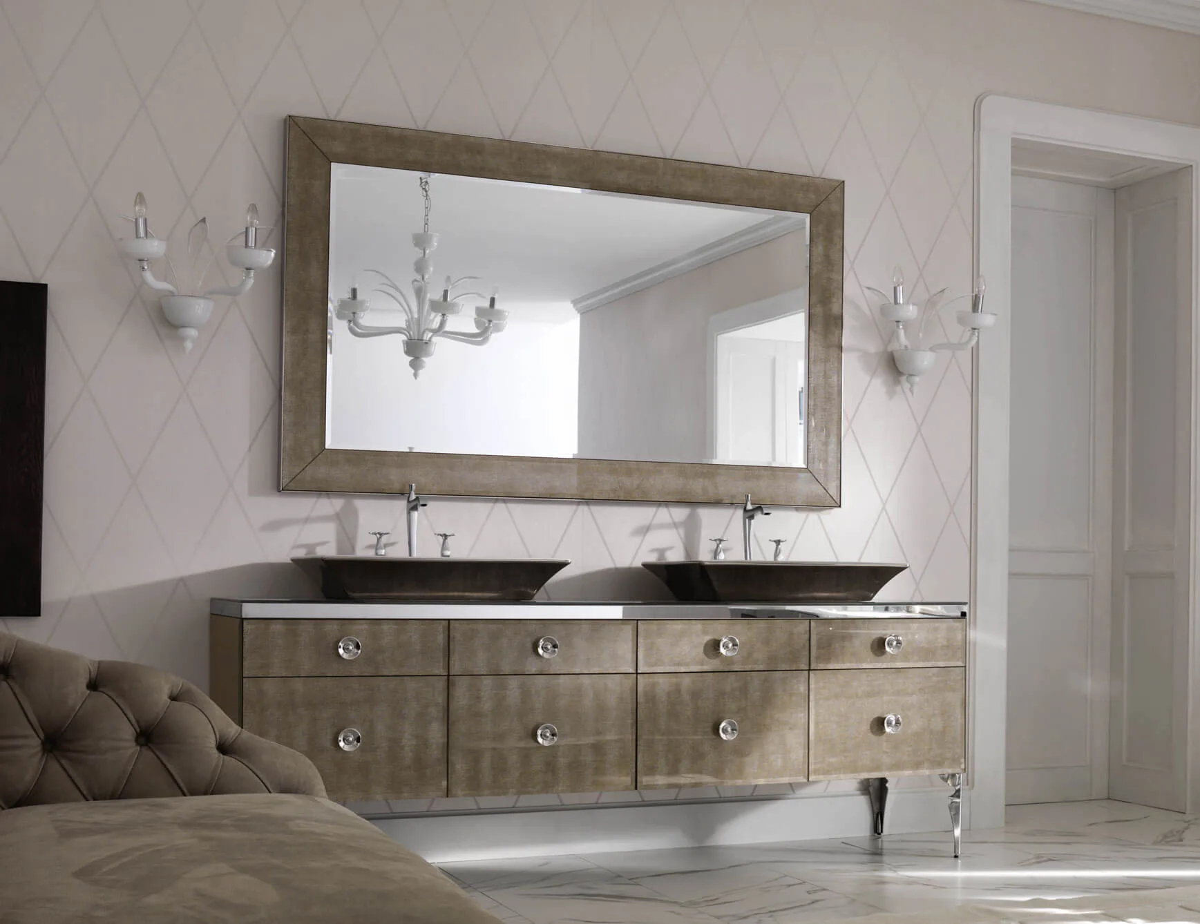 Majectic Wahrlich königlich ist die Kollektion Majestic. Im Zentrum steht die Ästhetik von Glas, die von exklusiven Details und einer weiten Palette von Farben flankiert wird. Unter den 27 lackierten Glasfarben und zwei unterschiedlich hellen Spiegeloberflächen ist für jeden Geschmack das richtige dabei. Falls man es auf die Spitze treiben möchte, ist das neue Alligator-Finish genau das richtige. Die Kombination aus Glas und Leder garantiert ein originelles und vor allem einzigartiges Badezimmer. Mit spiegelglatten reflektierenden Oberflächen vergrößert man auf eine simple Art und Weise den zur Verfügung stehenden Platz. Vervollständigt wird das kleine exklusive Bad durch Wand-, Decken- und Türelemente. Füße aus Stahl- oder plattiertem Gold auf der großzügigen Badewanne sorgen für den letzten edlen Schliff, der von der Eleganz der Hauseigentümer zeugt. 
