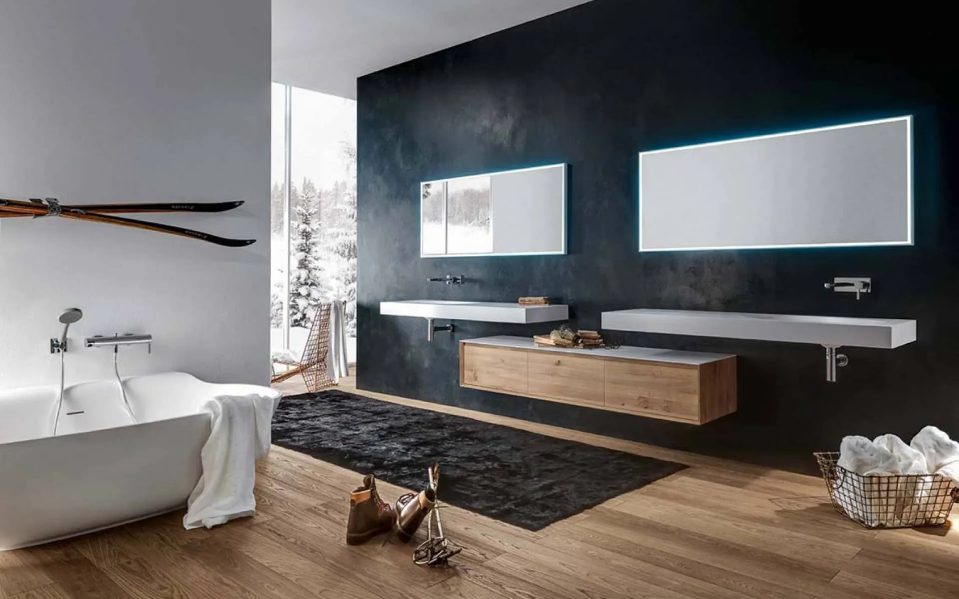 Zwei identische Hängewaschbecken und Badewanne in modernem Bad