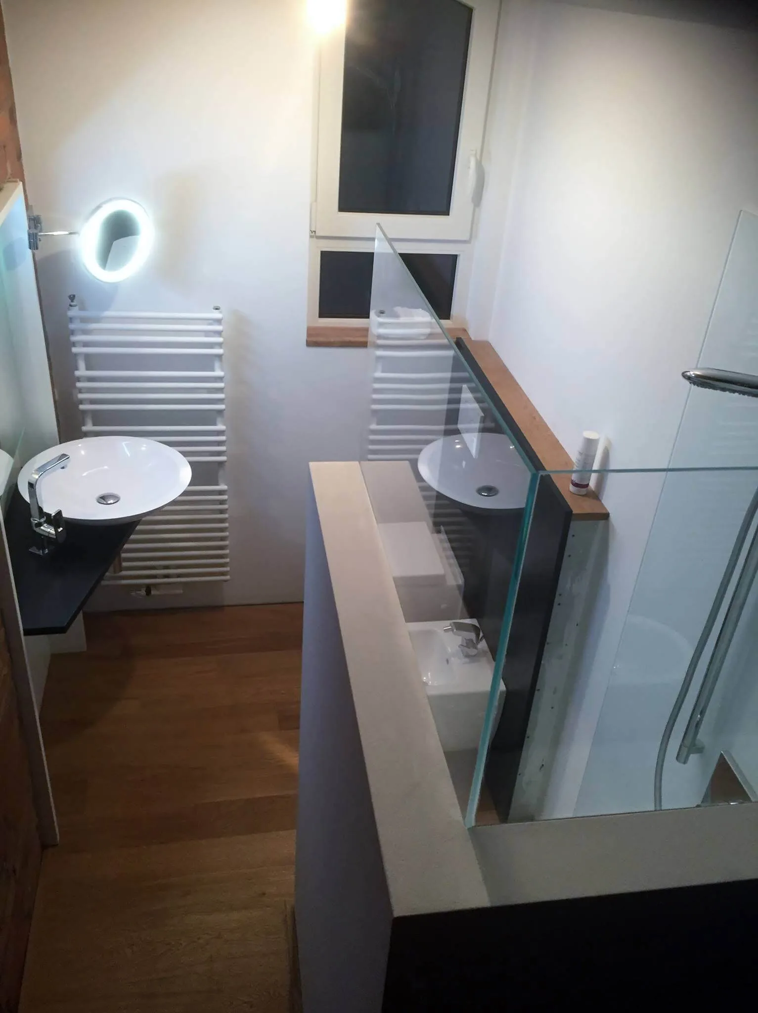 Klares Design im Gästebades Ein Waschtisch mit klaren Formen Der renommierte Badezimmerplaner und Bad Designer Torsten Müller gestaltete das Gästebad, in einem luftigen Charakter inspiriert durch die Schönheit die in der Industrie-Badkultur vorherrschen sollte. Auch hier nahm er die Unterstützung der Badmanufaktur für Holzdesign in Anspruch und installierte eine elegante Lösung als Waschtischanlage als Auflage diente hier die Holzablage für den runden Aufsatzwaschtisch. Fast gegenüber wurde die bodenebene Duschwanne mit Glasspritzwänden als Rückwand und im oberen Teil auch aus transparenten Glas installiert.