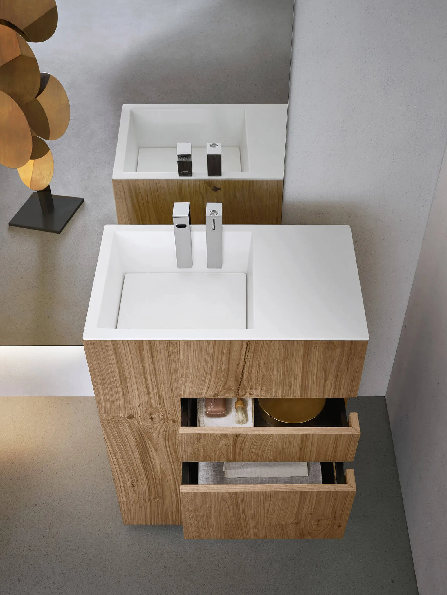 Touch-Sammlung: die Geometrie von Volumina und die Eleganz der Materialien. Ein massiver Holzmonolith, kompakt im Volumen, funktional und einzigartig. Das ist Touch, die Waschtisch-Einheit von Noorth. Ein ausdrucksstarkes Element, bei dem eine strenge Geometrie seine Solidität und zeitgemäße Eleganz betont. Auf dem Bild die Eichenversion, mit dünnen Einschnitten, die die Form der Schubladen hochhalten und einen Umkreis in der einzigartigen "Rinde" nachzeichnen.