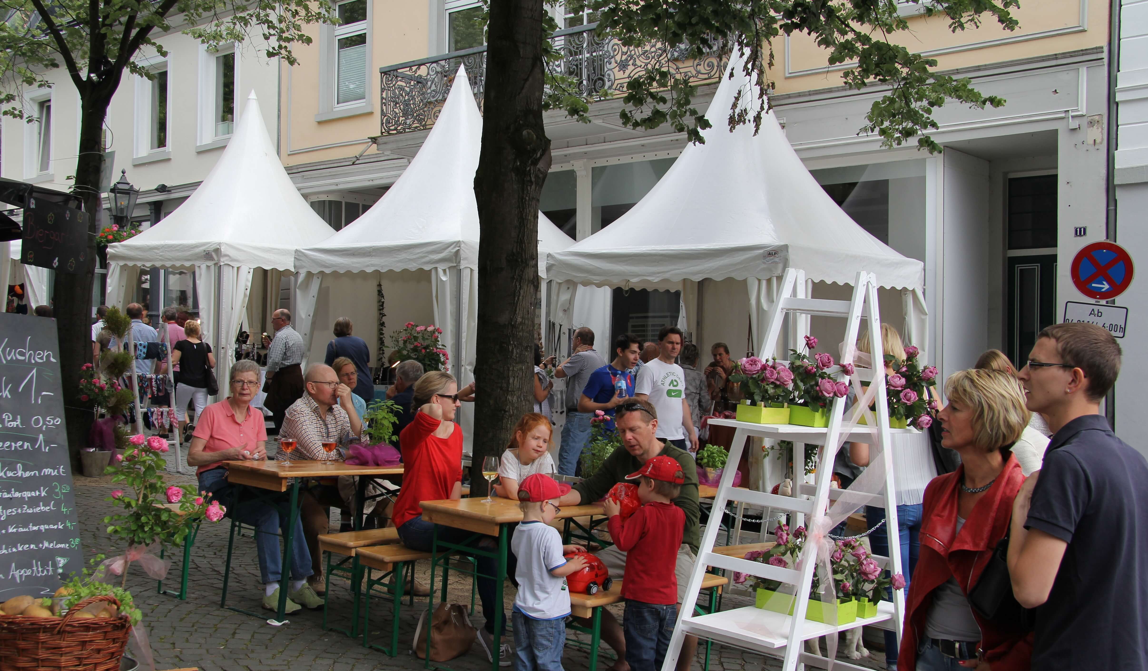 Eröffnung des Rosenfestes findet am Samstag, den 10. Juni um 13.00 Uhr am Zelt der Stadtsparkasse mit munterer Begleitung der Musikschule statt.