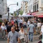 Bad Honnef/Rhein liegt etwa 15 Autominuten südlich von Bonn im Landschaftspark Siebengebirge. Mit dem Auto: anfahrt_autoVon Norden: Ab Köln über A 3 bis Ausfahrt Bad Honnef Linz oder A 59 und B 42 bis Ausfahrt Bad Honnef. Von Süden: Ab Frankfurt über A3 bis Ausfahrt Bad Honnef Linz, dann L 243, L 143/144 Richtung Bad Honnef Mit der Bahn: anfahrt_bahnAus den Richtungen Köln und Koblenz Regionalzüge bis Bahnhof Bad Honnef oder Fernzüge bis Bonn Hauptbahnhof. Aus Bonn mit der Straßenbahn bis Endstation Bad Honnef. Parken: anfahrt_parkenVerschiedene Parkplätze finden sich im Zentrum von Bad Honnef bzw. sind zentrumsnah gelegen. Teilweise wird ein Shuttleservice angeboten: Parkplatz Am Spitzenbach, Am Spitzenbach Parkplatz Bahnhof (unter Brückenbauwerk Honnefer Kreuz), August-Lepper-Straße (Shuttleservice) Parkplatz Bergstraße / Grundschule, Bergstraße (nur ausserhalb der Schulzeiten) Parkplatz Bergstraße / Kreuzweidenstraße, Kreuzweidenstraße / Ecke Bergstraße Parkplatz Kirchstraße, Kirchstraße Parkplatz Lohfelder Straße / Berck-sur-Mer-Brücke Lohfelder Straße an der Berck-sur-Mer-Brücke (Shuttleservice) Parkplatz Luisenstraße, Luisenstraße Parkplatz Menzenberger Straße / Stadion, Menzenberger Straße Parkplatz Rathausplatz, Rathausplatz Parkplatz Straßenbahnendhaltestelle, Rheinpromenade (Shuttleservice) Parkplatz Weyermannallee (Sparkasse), Weyermannallee Rathaus Tiefgarage, Lohmanstr. 1