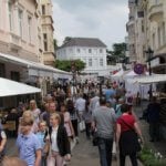 Bad Honnef/Rhein liegt etwa 15 Autominuten südlich von Bonn im Landschaftspark Siebengebirge. Mit dem Auto: anfahrt_autoVon Norden: Ab Köln über A 3 bis Ausfahrt Bad Honnef Linz oder A 59 und B 42 bis Ausfahrt Bad Honnef. Von Süden: Ab Frankfurt über A3 bis Ausfahrt Bad Honnef Linz, dann L 243, L 143/144 Richtung Bad Honnef Mit der Bahn: anfahrt_bahnAus den Richtungen Köln und Koblenz Regionalzüge bis Bahnhof Bad Honnef oder Fernzüge bis Bonn Hauptbahnhof. Aus Bonn mit der Straßenbahn bis Endstation Bad Honnef. Parken: anfahrt_parkenVerschiedene Parkplätze finden sich im Zentrum von Bad Honnef bzw. sind zentrumsnah gelegen. Teilweise wird ein Shuttleservice angeboten: Parkplatz Am Spitzenbach, Am Spitzenbach Parkplatz Bahnhof (unter Brückenbauwerk Honnefer Kreuz), August-Lepper-Straße (Shuttleservice) Parkplatz Bergstraße / Grundschule, Bergstraße (nur ausserhalb der Schulzeiten) Parkplatz Bergstraße / Kreuzweidenstraße, Kreuzweidenstraße / Ecke Bergstraße Parkplatz Kirchstraße, Kirchstraße Parkplatz Lohfelder Straße / Berck-sur-Mer-Brücke Lohfelder Straße an der Berck-sur-Mer-Brücke (Shuttleservice) Parkplatz Luisenstraße, Luisenstraße Parkplatz Menzenberger Straße / Stadion, Menzenberger Straße Parkplatz Rathausplatz, Rathausplatz Parkplatz Straßenbahnendhaltestelle, Rheinpromenade (Shuttleservice) Parkplatz Weyermannallee (Sparkasse), Weyermannallee Rathaus Tiefgarage, Lohmanstr. 1