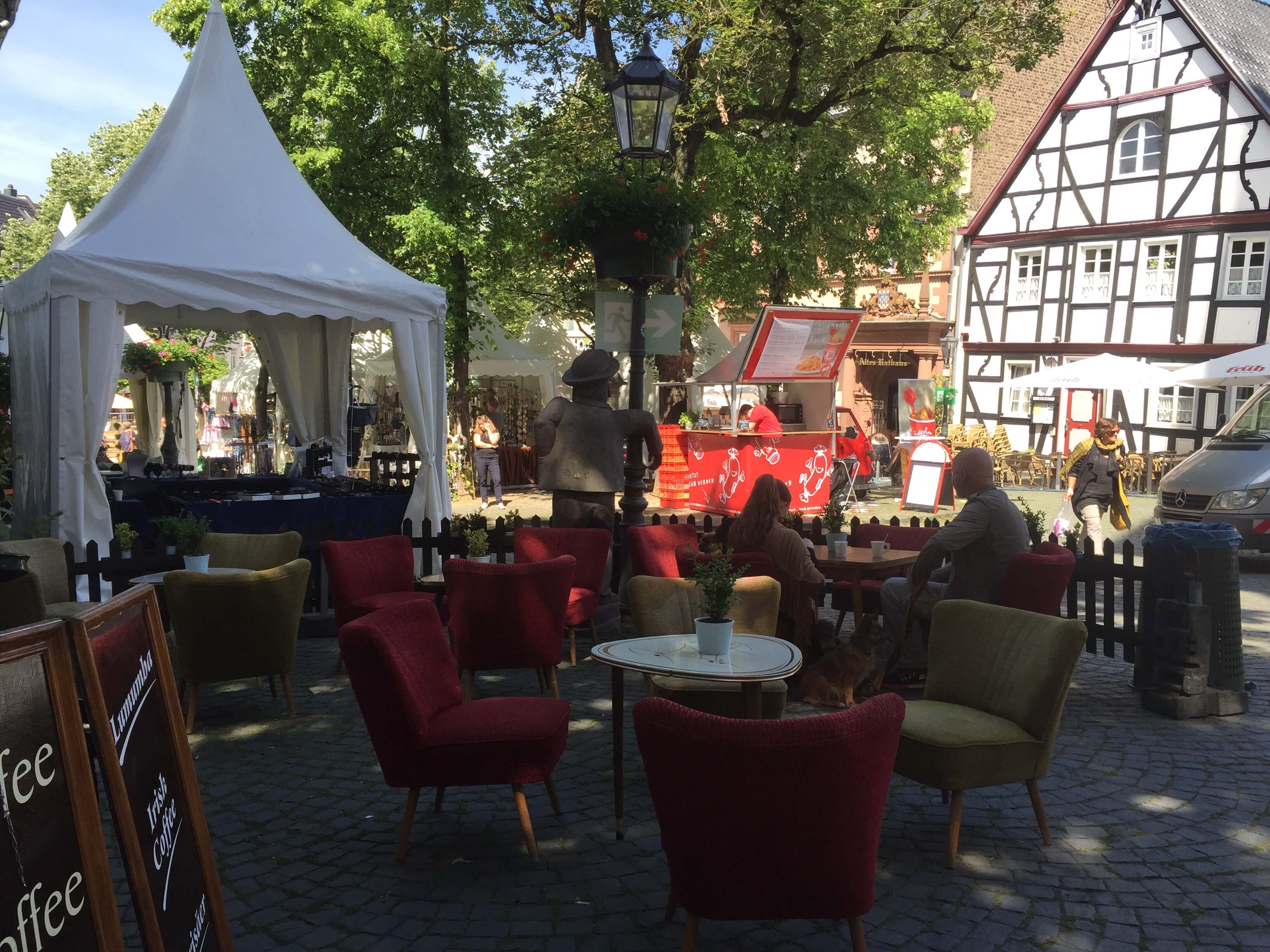 Bad Honnef/Rhein liegt etwa 15 Autominuten südlich von Bonn im Landschaftspark Siebengebirge. Mit dem Auto: anfahrt_autoVon Norden: Ab Köln über A 3 bis Ausfahrt Bad Honnef Linz oder A 59 und B 42 bis Ausfahrt Bad Honnef. Von Süden: Ab Frankfurt über A3 bis Ausfahrt Bad Honnef Linz, dann L 243, L 143/144 Richtung Bad Honnef Mit der Bahn: anfahrt_bahnAus den Richtungen Köln und Koblenz Regionalzüge bis Bahnhof Bad Honnef oder Fernzüge bis Bonn Hauptbahnhof. Aus Bonn mit der Straßenbahn bis Endstation Bad Honnef. Parken: anfahrt_parkenVerschiedene Parkplätze finden sich im Zentrum von Bad Honnef bzw. sind zentrumsnah gelegen. Teilweise wird ein Shuttleservice angeboten: Parkplatz Am Spitzenbach, Am Spitzenbach Parkplatz Bahnhof (unter Brückenbauwerk Honnefer Kreuz), August-Lepper-Straße (Shuttleservice) Parkplatz Bergstraße / Grundschule, Bergstraße (nur ausserhalb der Schulzeiten) Parkplatz Bergstraße / Kreuzweidenstraße, Kreuzweidenstraße / Ecke Bergstraße Parkplatz Kirchstraße, Kirchstraße Parkplatz Lohfelder Straße / Berck-sur-Mer-Brücke Lohfelder Straße an der Berck-sur-Mer-Brücke (Shuttleservice) Parkplatz Luisenstraße, Luisenstraße Parkplatz Menzenberger Straße / Stadion, Menzenberger Straße Parkplatz Rathausplatz, Rathausplatz Parkplatz Straßenbahnendhaltestelle, Rheinpromenade (Shuttleservice) Parkplatz Weyermannallee (Sparkasse), Weyermannallee Rathaus Tiefgarage, Lohmanstr. 1