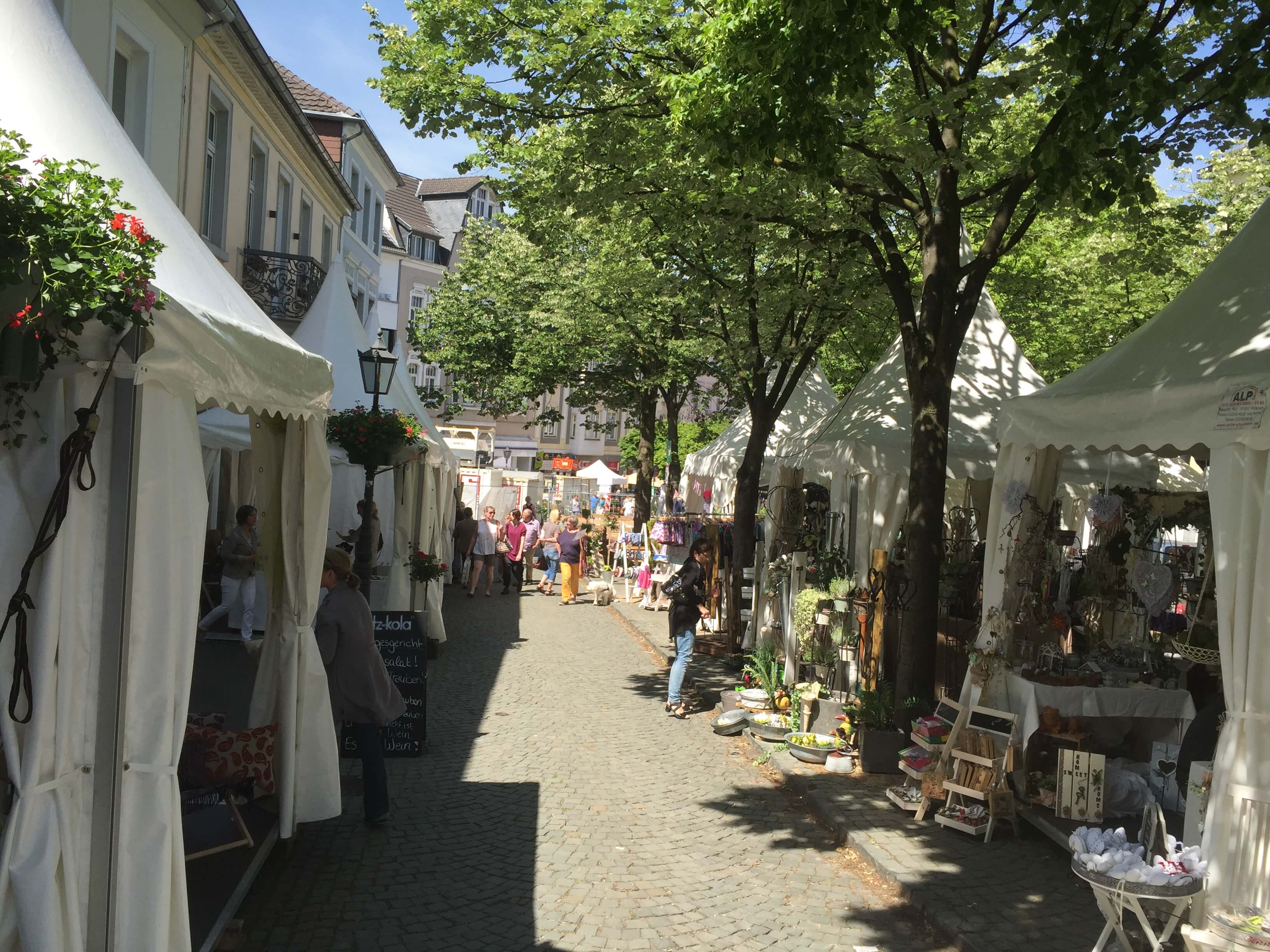 Bad Honnef/Rhein liegt etwa 15 Autominuten südlich von Bonn im Landschaftspark Siebengebirge. Mit dem Auto: anfahrt_autoVon Norden: Ab Köln über A 3 bis Ausfahrt Bad Honnef Linz oder A 59 und B 42 bis Ausfahrt Bad Honnef. Von Süden: Ab Frankfurt über A3 bis Ausfahrt Bad Honnef Linz, dann L 243, L 143/144 Richtung Bad Honnef Mit der Bahn: anfahrt_bahnAus den Richtungen Köln und Koblenz Regionalzüge bis Bahnhof Bad Honnef oder Fernzüge bis Bonn Hauptbahnhof. Aus Bonn mit der Straßenbahn bis Endstation Bad Honnef. Parken: anfahrt_parkenVerschiedene Parkplätze finden sich im Zentrum von Bad Honnef bzw. sind zentrumsnah gelegen. Teilweise wird ein Shuttleservice angeboten: Parkplatz Am Spitzenbach, Am Spitzenbach Parkplatz Bahnhof (unter Brückenbauwerk Honnefer Kreuz), August-Lepper-Straße (Shuttleservice) Parkplatz Bergstraße / Grundschule, Bergstraße (nur ausserhalb der Schulzeiten) Parkplatz Bergstraße / Kreuzweidenstraße, Kreuzweidenstraße / Ecke Bergstraße Parkplatz Kirchstraße, Kirchstraße Parkplatz Lohfelder Straße / Berck-sur-Mer-Brücke Lohfelder Straße an der Berck-sur-Mer-Brücke (Shuttleservice) Parkplatz Luisenstraße, Luisenstraße Parkplatz Menzenberger Straße / Stadion, Menzenberger Straße Parkplatz Rathausplatz, Rathausplatz Parkplatz Straßenbahnendhaltestelle, Rheinpromenade (Shuttleservice) Parkplatz Weyermannallee (Sparkasse), Weyermannallee Rathaus Tiefgarage, Lohmanstr. 1