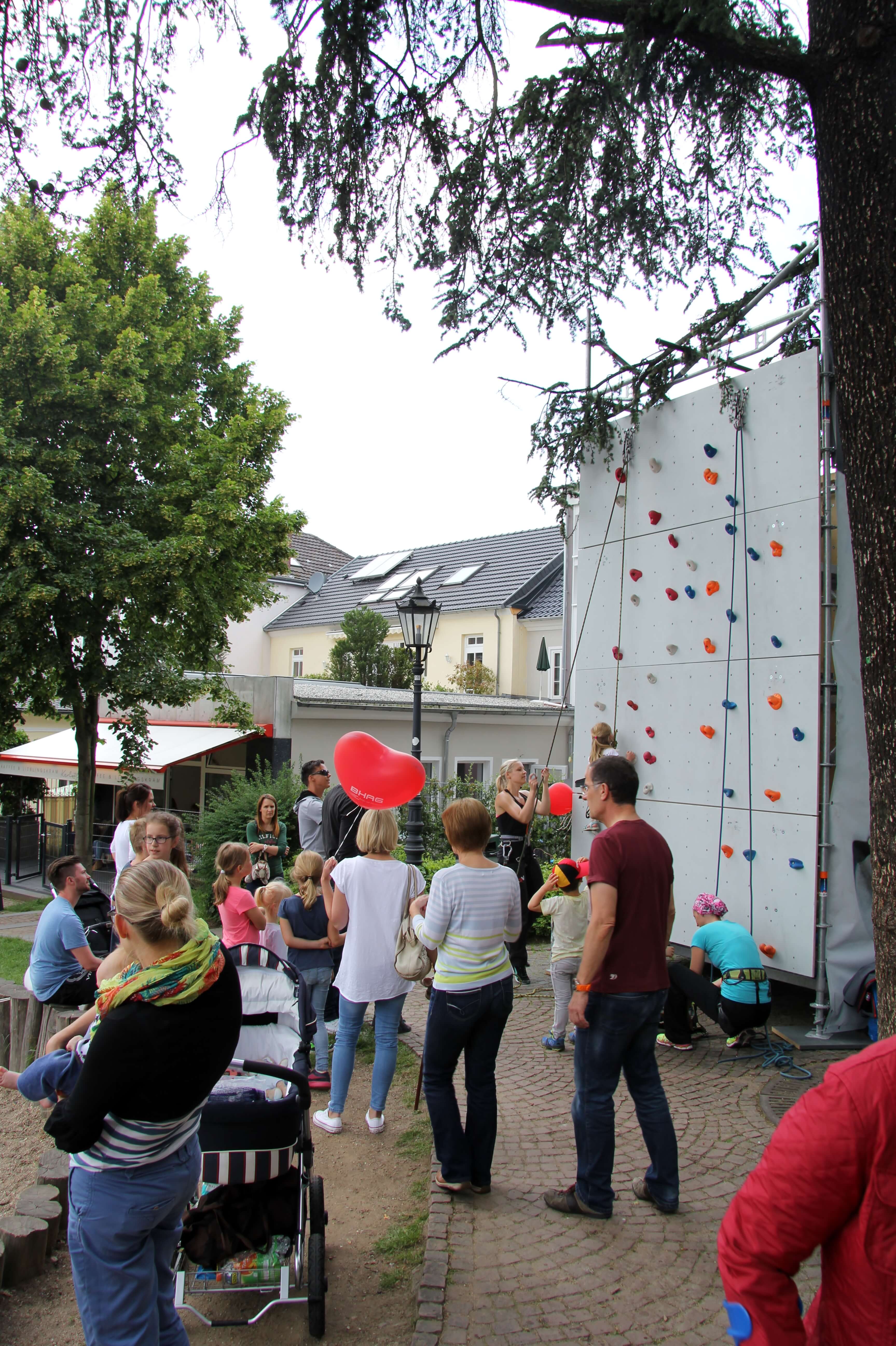 Eröffnung des Rosenfestes findet am Samstag, den 10. Juni um 13.00 Uhr am Zelt der Stadtsparkasse mit munterer Begleitung der Musikschule statt.