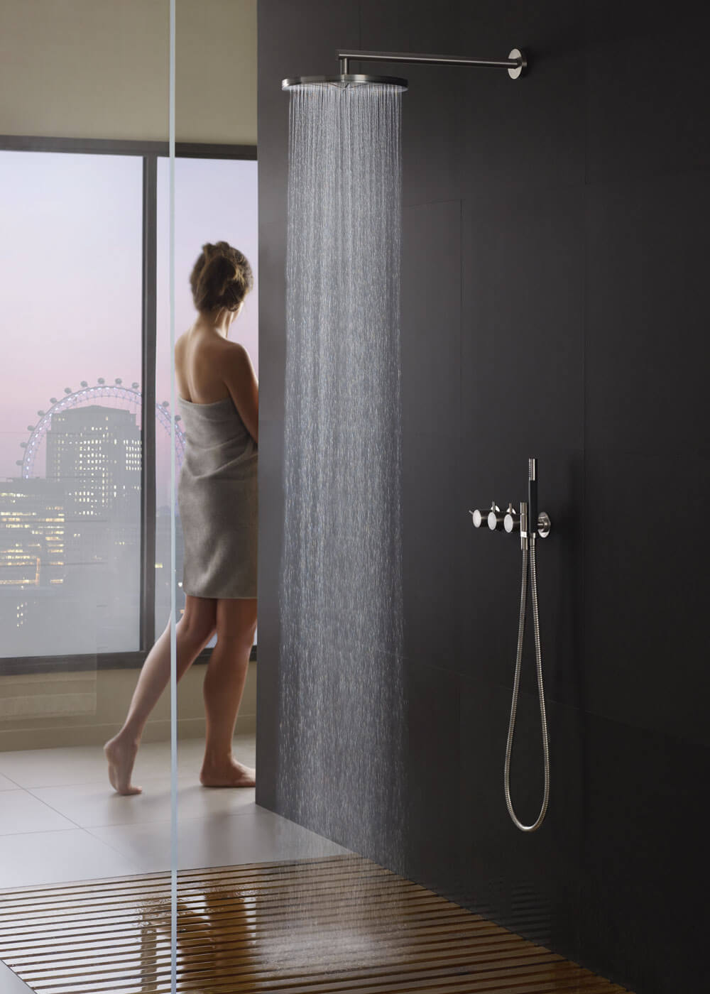 Dusche mit Vola Armatur Offene Dusche in Graphitgrau mit runder Kopfbrause und Vola Duscharmatur