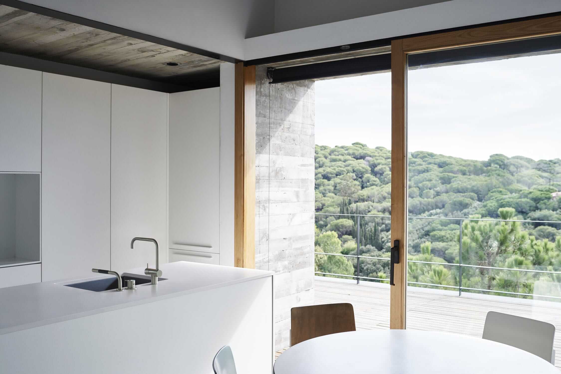 Vola Waschbeckenarmatur in weißer Küche mit Panoramafenster