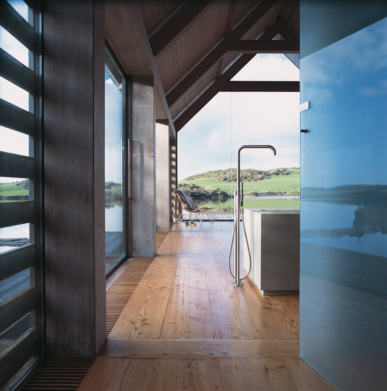 Badezimmer skandinavisch mit Panoramafenstern, Badewanne und Vola Standarmatur