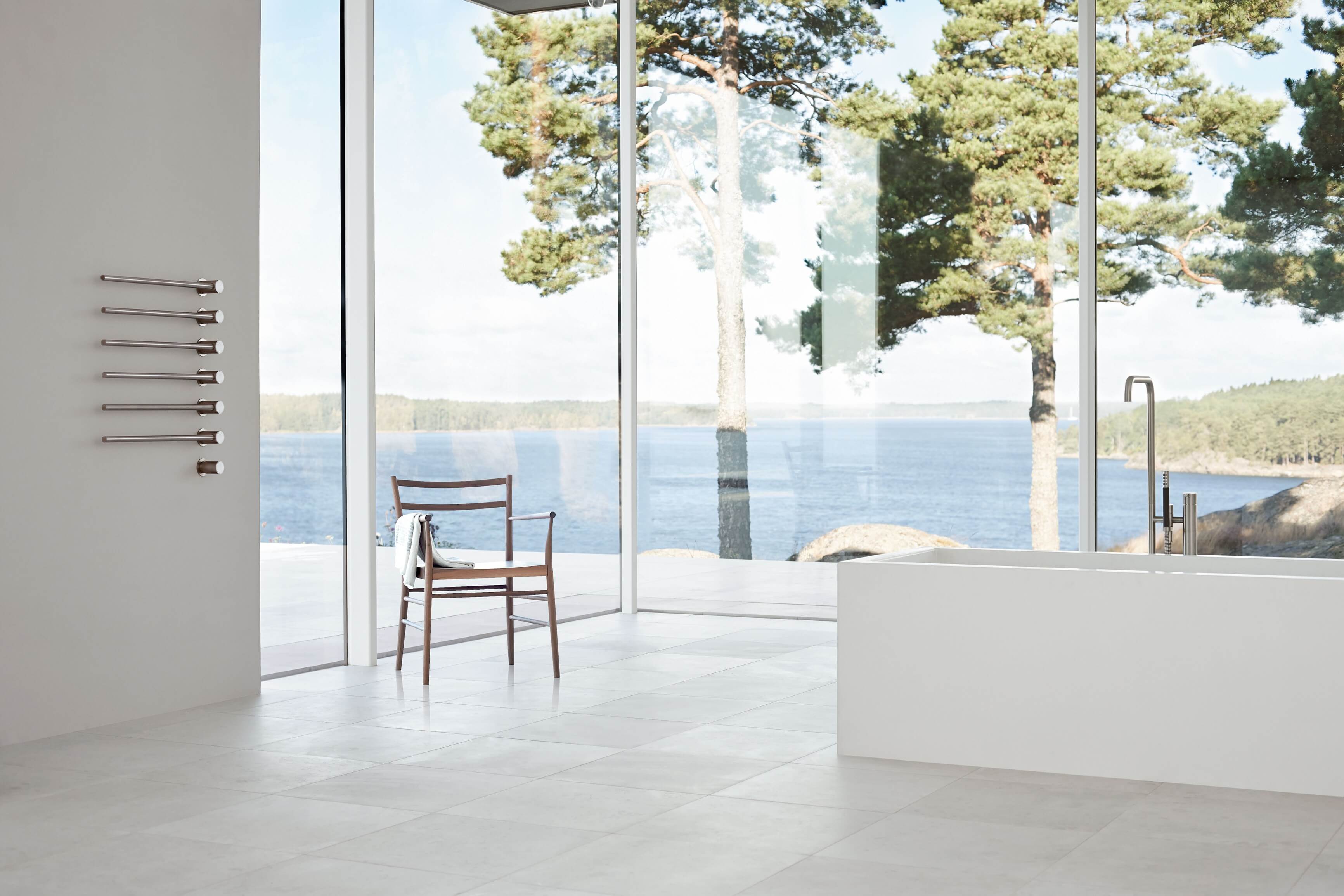 Badezimmer mit Vola Badewannenarmatur Geräumiges Bad mit freistehender Wanne mit Vola Badaermatur und Panoramafenster mit Meerblick