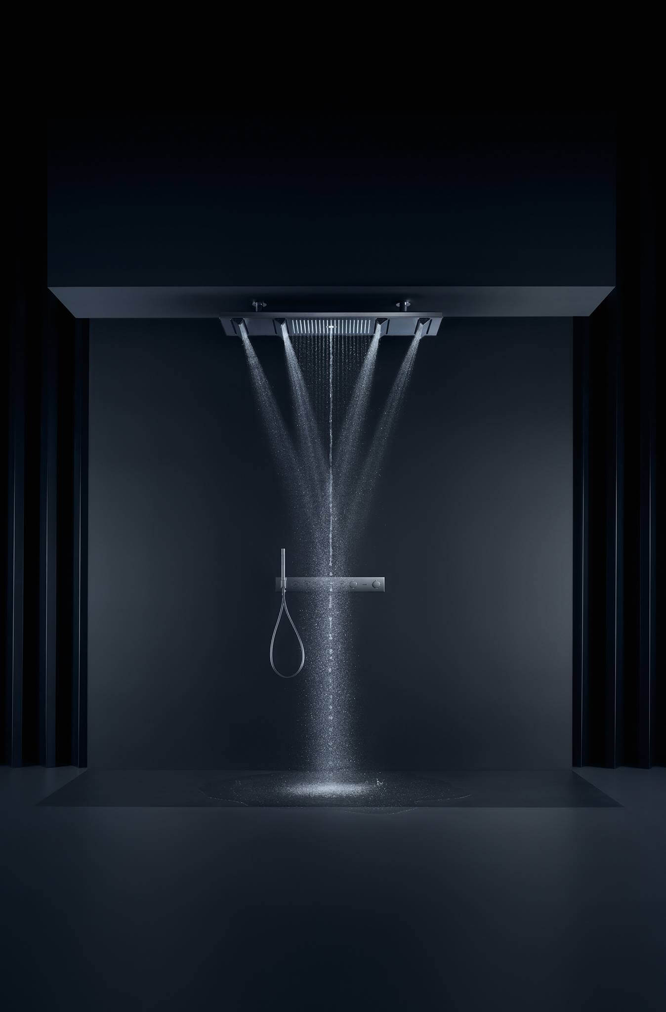Copyright: AXOR / Hansgrohe SE Regendusche Duschen in einer neuen Dimension und mit maximaler Ausstrahlung: Der AXOR ShowerHeaven besticht durch eine 1,2 Meter lange und 30 Zentimeter breite plane, Fläche aus hochwertig verarbeitetem Metall. Mit vier herausfahrbaren „Flügeln“ und einem integrierten Ambiente-Licht ist er nicht nur eine große Bühne für das Wasser, sondern auch ein neuer Archetyp in der Dusche. Vier Strahlarten sorgen für ein luxuriöses Duscherlebnis: der konzentrierte Mono-Strahl in der Mitte, der großflächige Rain-Strahl und die Body-Strahlen mit dem einzigartigen PowderRain. Vom entspannenden Massagestrahl über einen wohltuenden Brauseregen, bis hin zu einem sanften Nieselregen, der AXOR ShowerHeaven 1200 ermöglicht das Duschen mit allen Brausen und Strahlarten einzeln oder im Zusammenspiel – eine gewaltige Inszenierung.