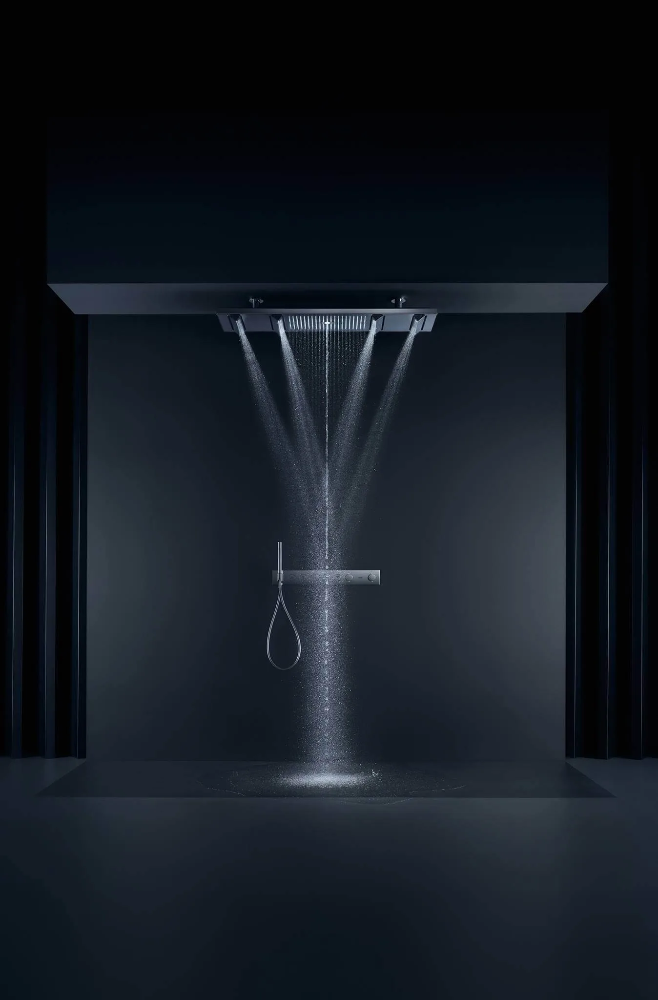 Copyright: AXOR / Hansgrohe SE Regendusche Duschen in einer neuen Dimension und mit maximaler Ausstrahlung: Der AXOR ShowerHeaven besticht durch eine 1,2 Meter lange und 30 Zentimeter breite plane, Fläche aus hochwertig verarbeitetem Metall. Mit vier herausfahrbaren „Flügeln“ und einem integrierten Ambiente-Licht ist er nicht nur eine große Bühne für das Wasser, sondern auch ein neuer Archetyp in der Dusche. Vier Strahlarten sorgen für ein luxuriöses Duscherlebnis: der konzentrierte Mono-Strahl in der Mitte, der großflächige Rain-Strahl und die Body-Strahlen mit dem einzigartigen PowderRain. Vom entspannenden Massagestrahl über einen wohltuenden Brauseregen, bis hin zu einem sanften Nieselregen, der AXOR ShowerHeaven 1200 ermöglicht das Duschen mit allen Brausen und Strahlarten einzeln oder im Zusammenspiel – eine gewaltige Inszenierung.