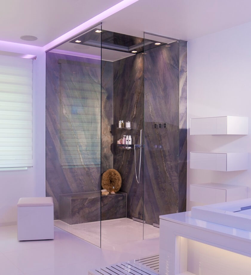 Luxusdusche Sensory Sky ATT von Dornbracht in Dusche mit Natursteinwand im Luxus Badezimmer