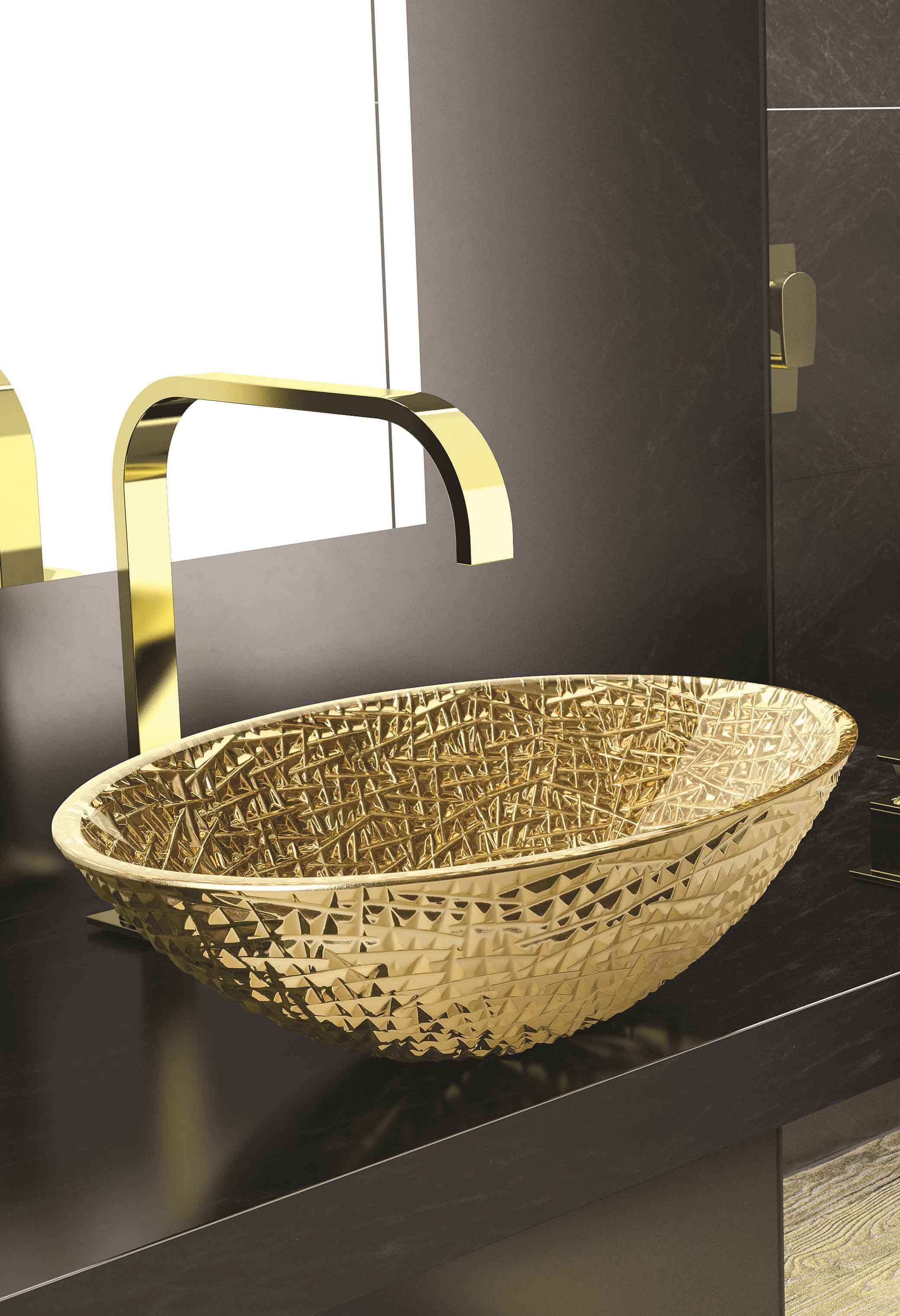 Goldenes Waschbecken mit eingeätztem Muster von myglassdesign