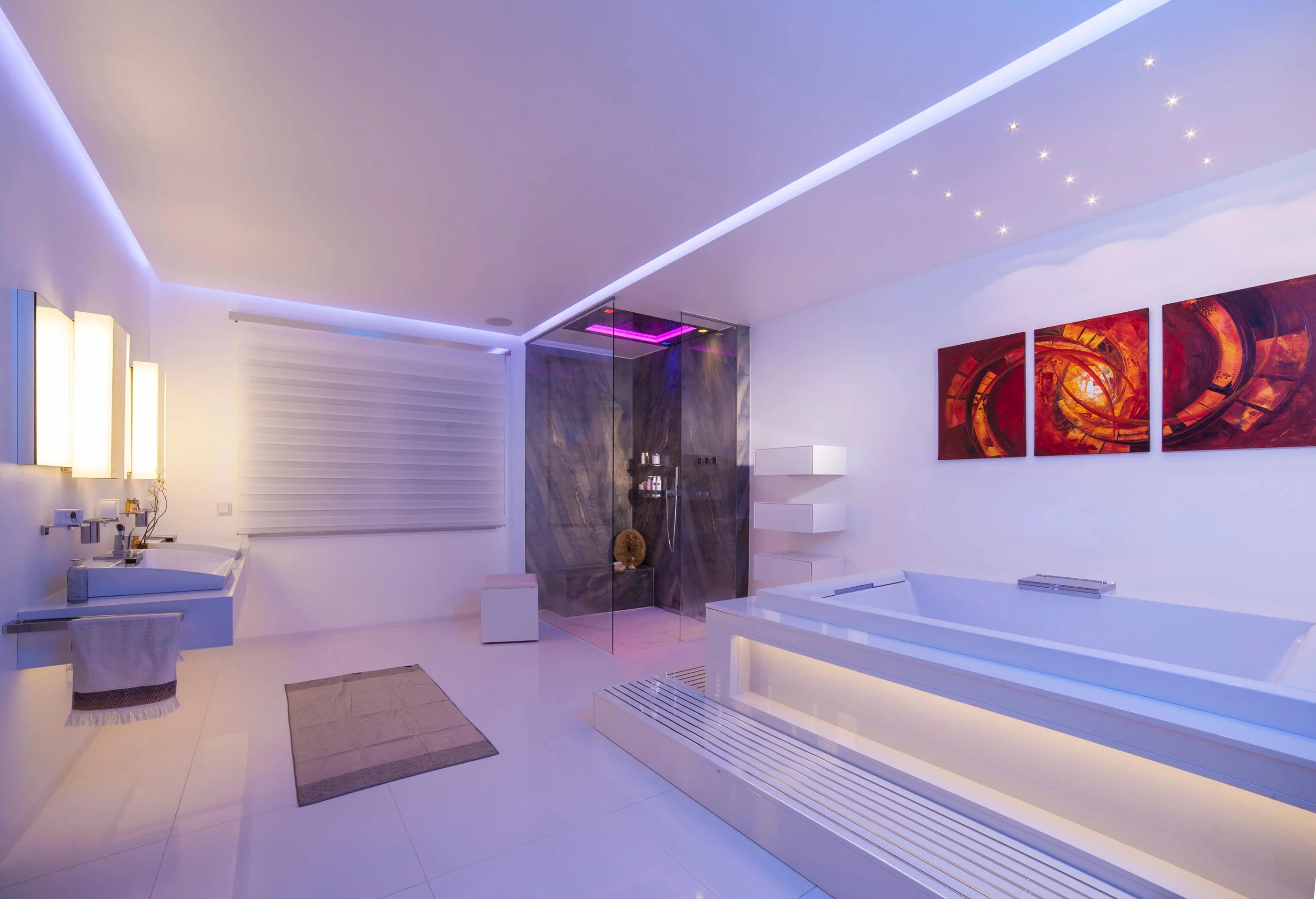 Großes Luxus Badezimmer mit Natursteindusche und Badewanne