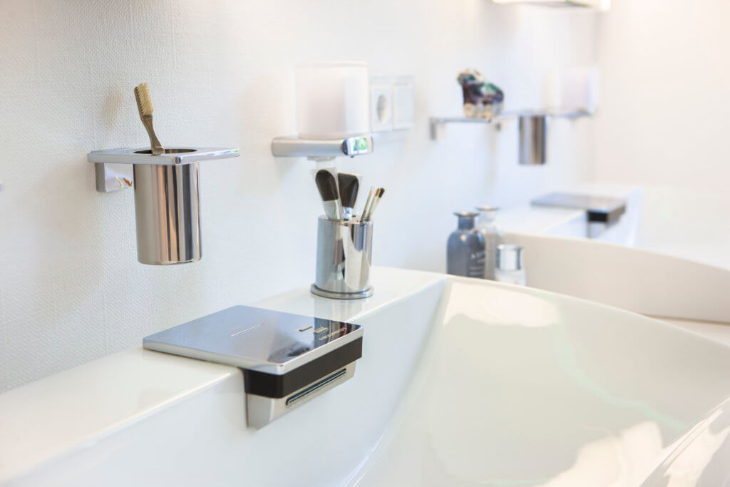 Waschbecken mit Accessoires im Luxus Badezimmer