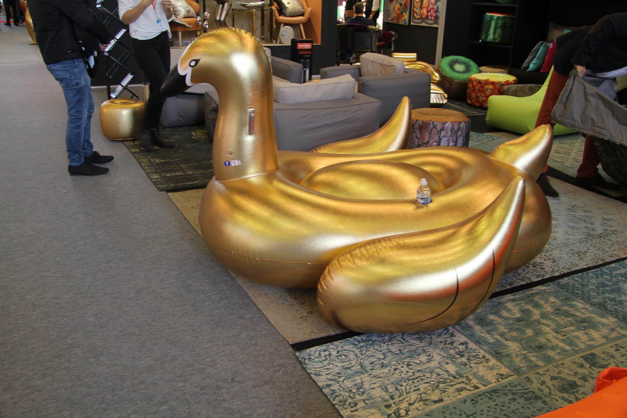Ein Lächeln entlockte die riesige aufblasbare Ente in edlem Gold bestimmt nicht nur dem Interieurdesigner Torsten Müller – der Spezialist für Outdoor-Möbel <a href=