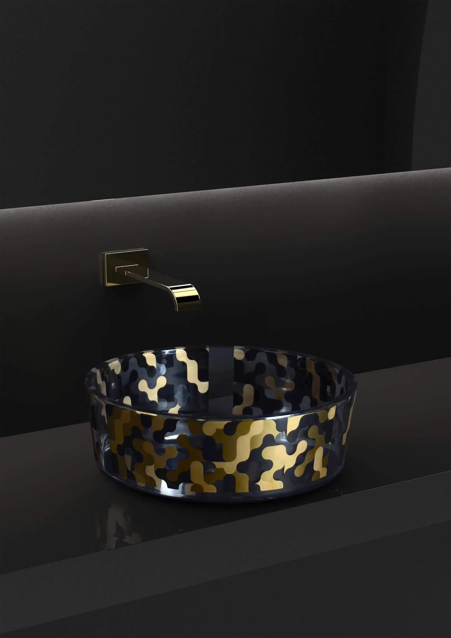 Die kühne Interpretation für fast ein digitalisiertes Glass Design durch den Designer erhält so eine ganz neue Optik die durch die Anwesenheit von Gold verschönert wurde – so entsteht der Look zum Glaswaschbecken mit Goldsiebdruck. Die perfekte Synergie mit Karim Rashids hat somit eine kühne künstlerische Dekorationen hervor gebracht - die zugleich auch eine futuristische und luxuriöse Beckenauswahl entstehen ließ. Es ist eine Serie die "digitalisiert", raffiniert und elegant in gleichem Maße. Aufsatzwaschbecken aus Kristall mit Siebdruck (Serigraphie) in Gold. Größe: mm Ø 400 x h.150