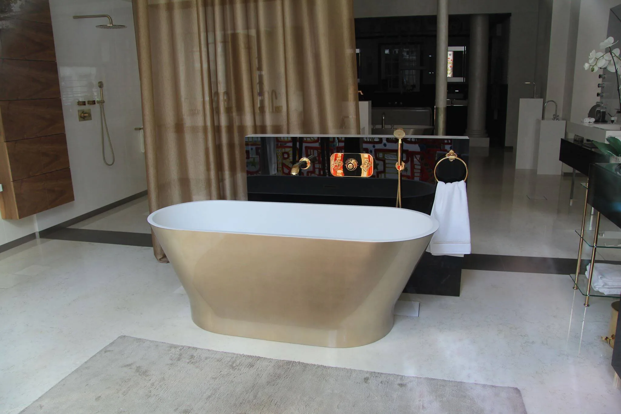 Goldene freistende Badewanne im Pariser Showroom Austellungsraum von THG Paris