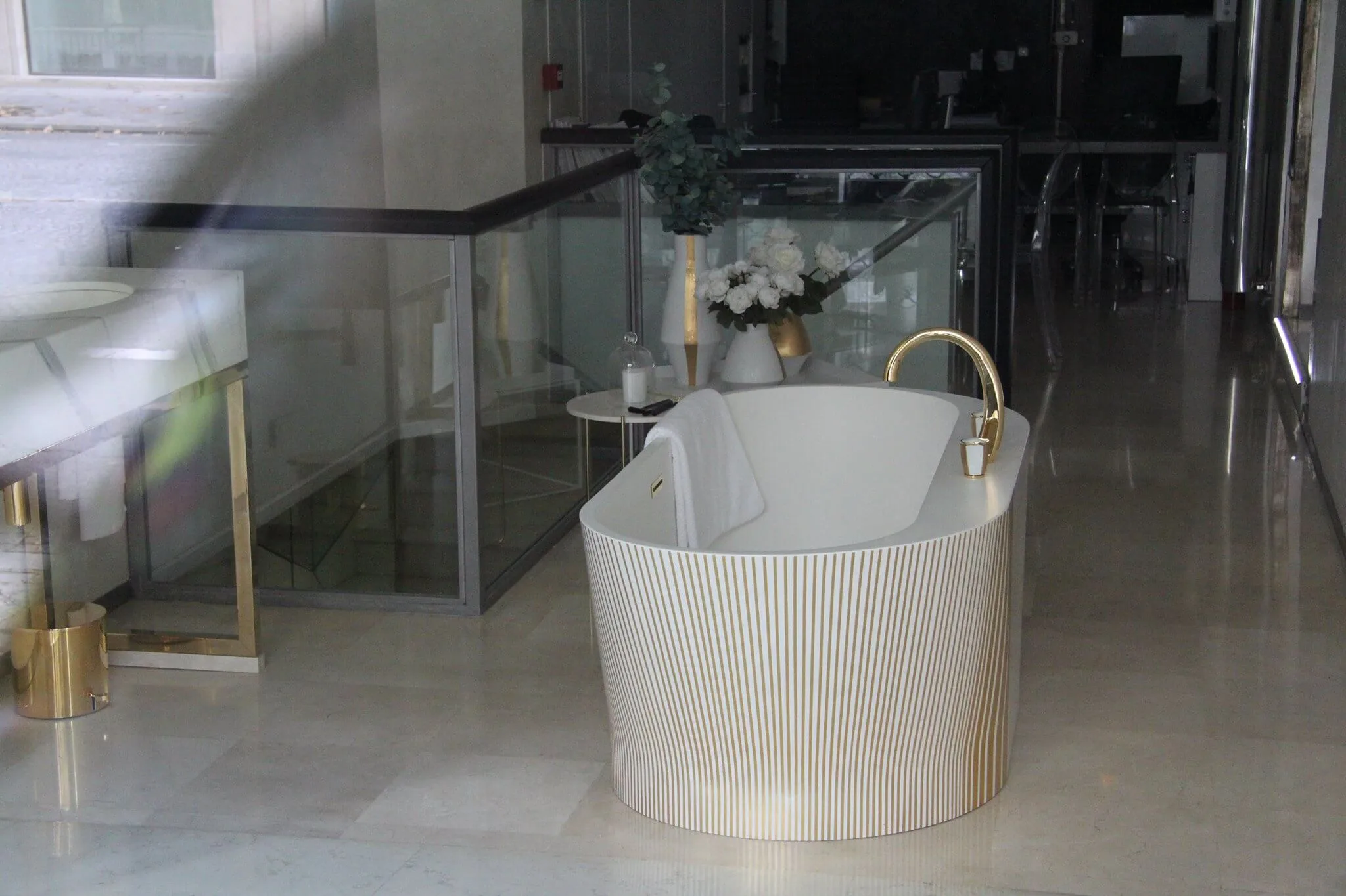 Freistende Badewanne golden weisse Badewanne bei im Pariser Showroom Austellungsraum von THG Paris