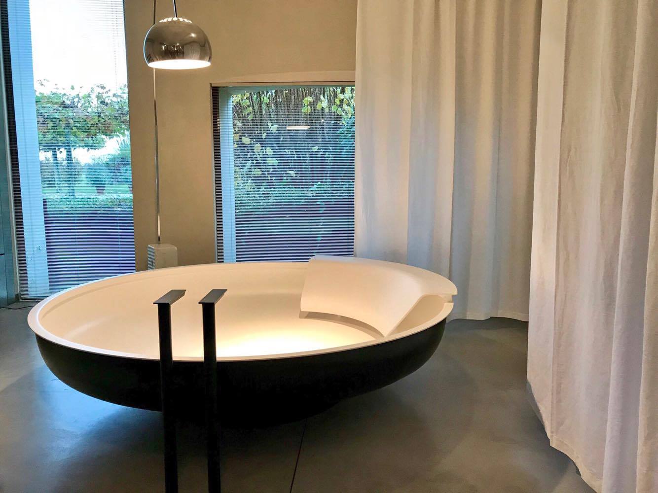 Bad in Weiß mit freistehender, runder Badewanne für zwei mit schwarzer Außenseite von Agape