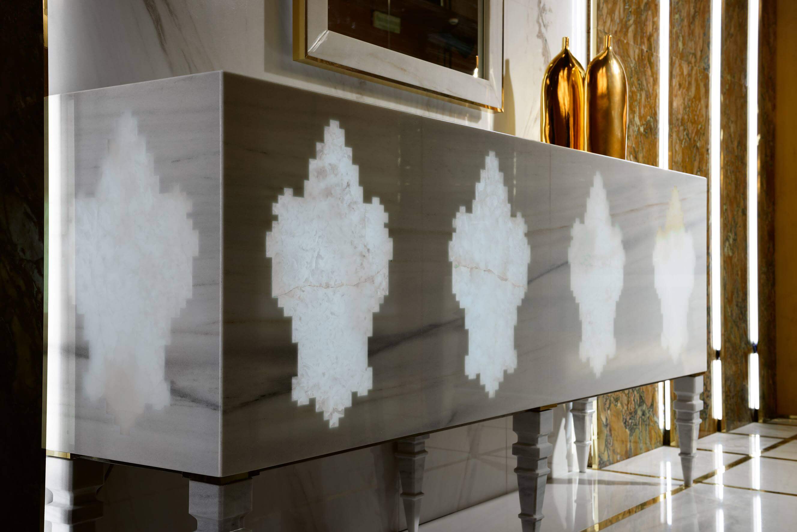 Naturstein Kommode mit hinterleuchteter Onyx von Antolini A-ZERO-bact, Alabaster, Antolini, Antolini – Milano Design Week 2017, antolini deutschland, Antolini Gruppe, Antolini Luigi & C. S.p.A., antolini naturstein, Antolini Vacuum Process, Antolini Vakuum Process, AZeroCare, Badarchitektur, Badezimmer, Business Development Manager, Design Week 2017, Dieter Drossel, exklusiven Showroom, Geschäftsräume, Granit, Granite, Granits, Hauptsitz, Huber & Antolini Stone Gallery, Huber & Antolini Stone Gallery München, Huber Stone Gallery, innovativen Lösunge, Just / Antolini Ausstellung in Hartha, Just Antolini Ausstellung Hartha, Kollektionen, kostbare Natursteine, Labradorits, Limestone, Luigi Antolini, Marble, Marmi Antolini, Marmomacc, Marmomacc Verona, Marmor, Marmor Bianco Carrara, Marmor Lula, Milano Design Week 2017, Onyx, Preis Efibanca, private Residenzen, Qualitätsgarantie, Quartzite, Sandstone, Semi-Precious Stones, Shellstone, Slate, Sodalite, Steinbrüche, Stone Boutique, Stone Gallery, Travertine, Verkaufsbereiche mit Naturstein, Weltmarkt