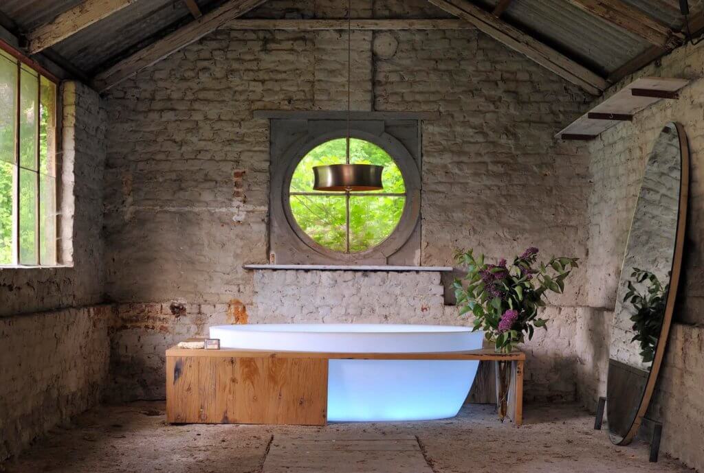 Tipps zur Badplanung für Ein modernes Badezimmer mit kunstvoller Beleuchtung