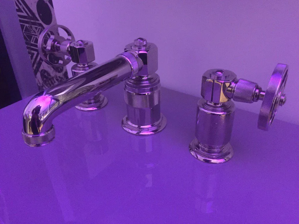 individueller Badezimmer Trends,Trendvorschau,farbe des jahres,farbe des jahres 2018 pantone,pantone farbe des jahres,pantone farbe 2018,pantone farbe des jahres 2018,was sind pantone farben,Ultra Violet,Trendfarbe,pantone farbe 2018,trendfarbe 2018 wohnen,Livingbereich,Inspiration Design,Innenarchitektur,Badtrend,Smart Home,Inneneinrichtung dem Badezimmer Badarchitektur