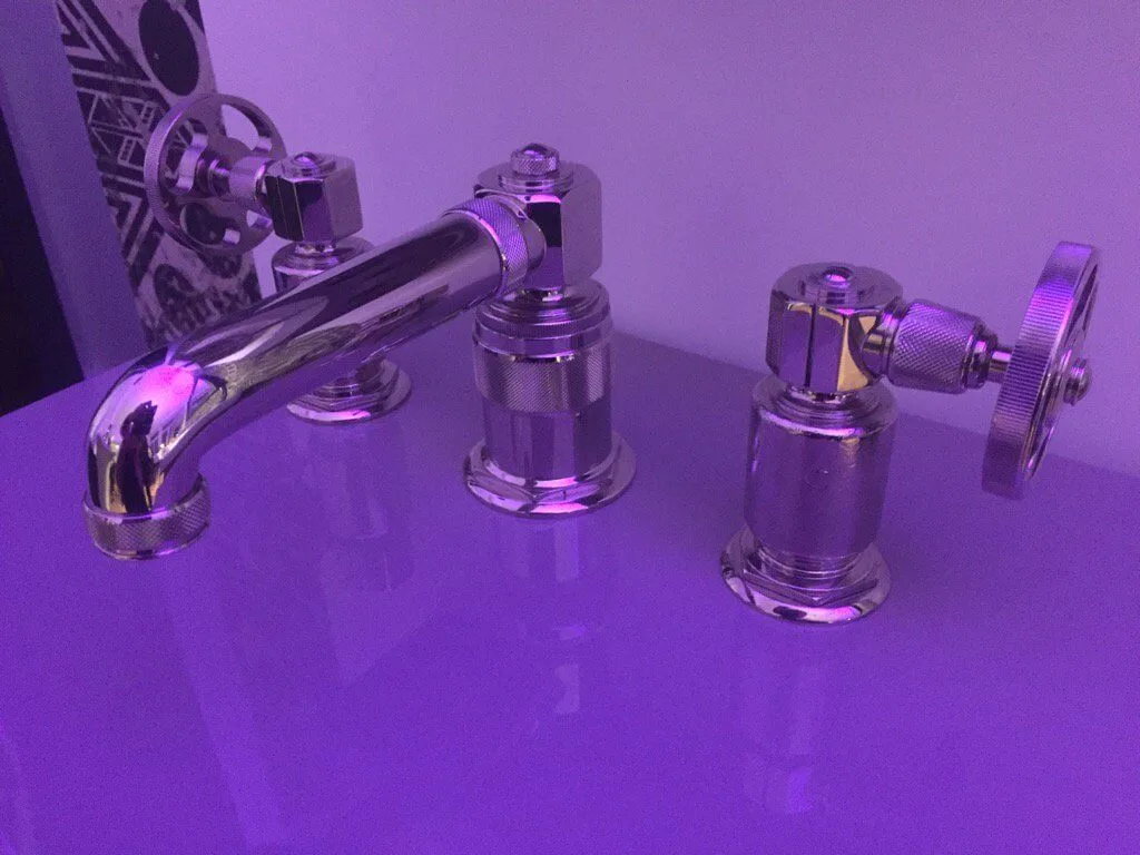 individueller Badezimmer Trends,Trendvorschau,farbe des jahres,farbe des jahres 2018 pantone,pantone farbe des jahres,pantone farbe 2018,pantone farbe des jahres 2018,was sind pantone farben,Ultra Violet,Trendfarbe,pantone farbe 2018,trendfarbe 2018 wohnen,Livingbereich,Inspiration Design,Innenarchitektur,Badtrend,Smart Home,Inneneinrichtung dem Badezimmer Badarchitektur