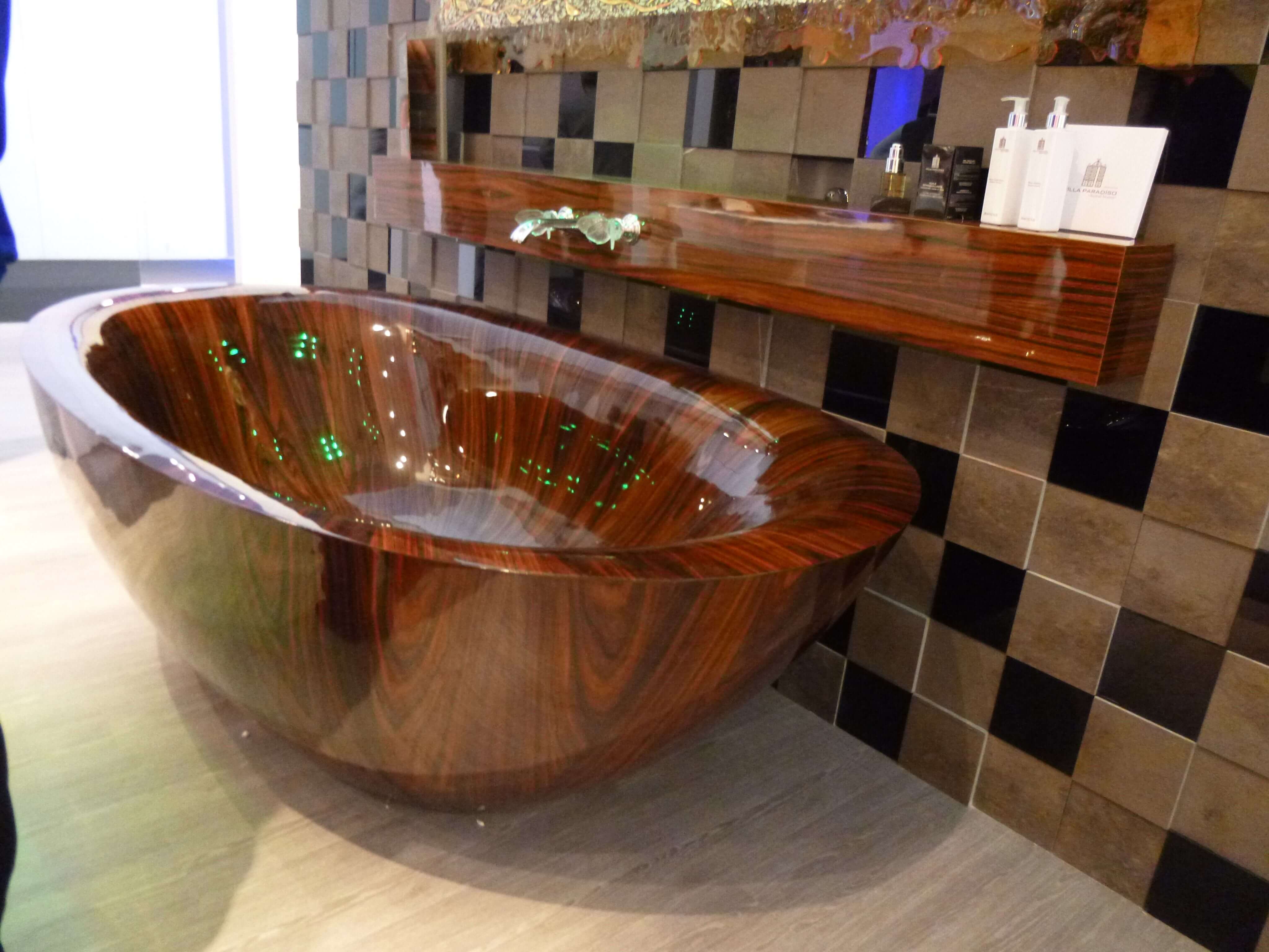 Lackierte Holz-Badewanne Freistehende Badewanne aus Vollholz von Alegna