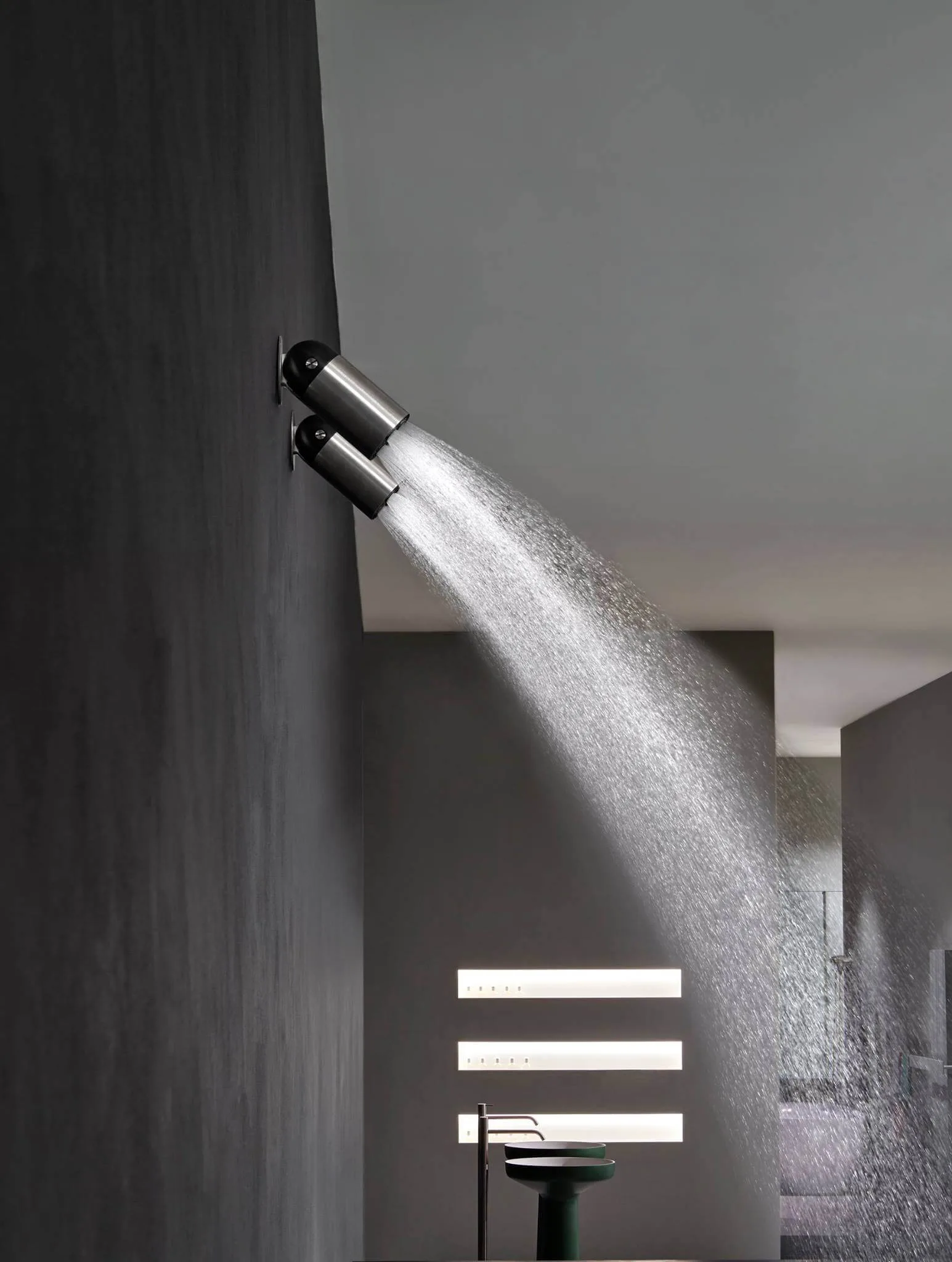 Regendusche fürs italienische Badezimmer Zwei Duschkörper in Scheinwerferform fürs italienische Badezimmer