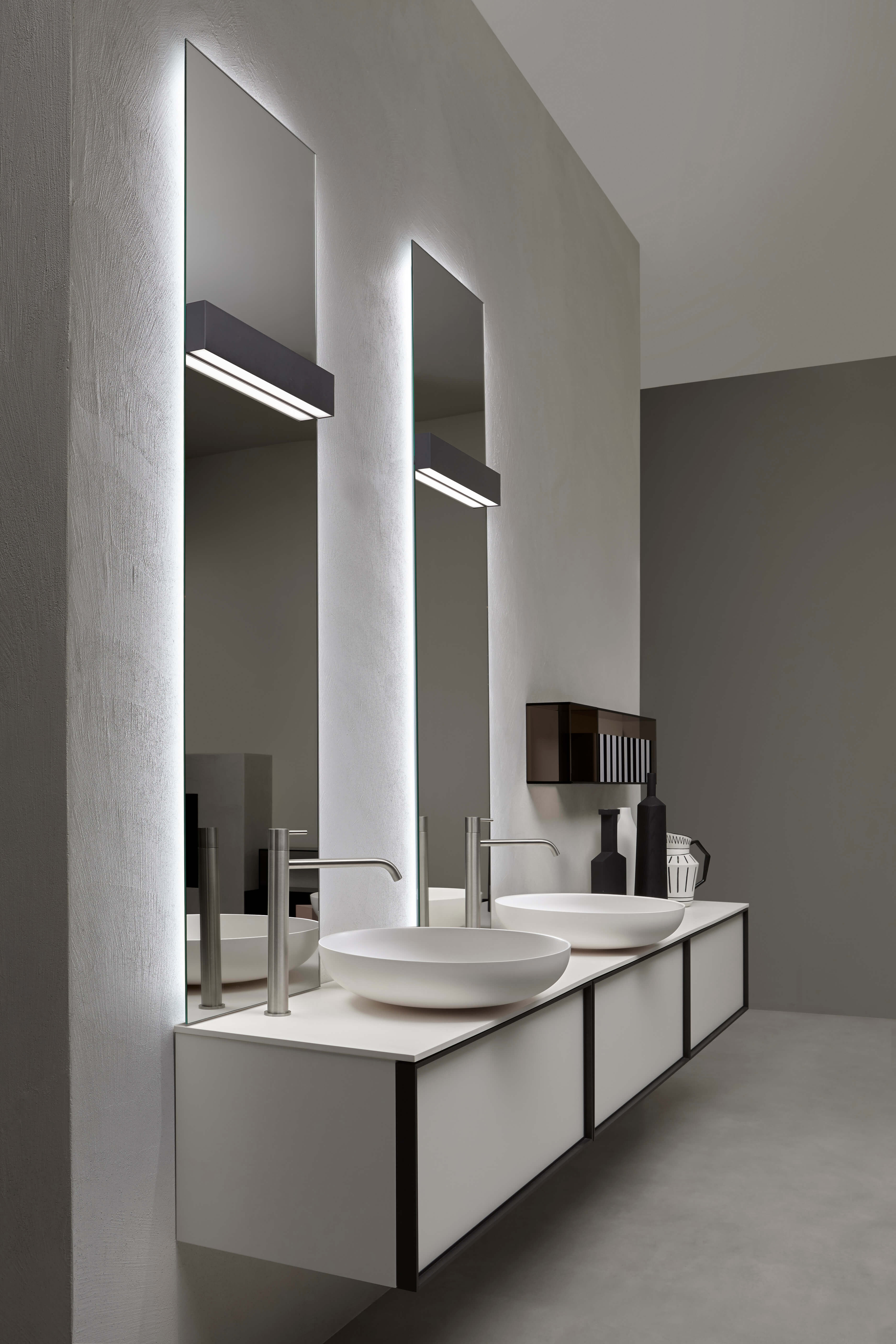 Italienisches Badezimmer in Weiß mit großen Spiegeln von Antoniolupi