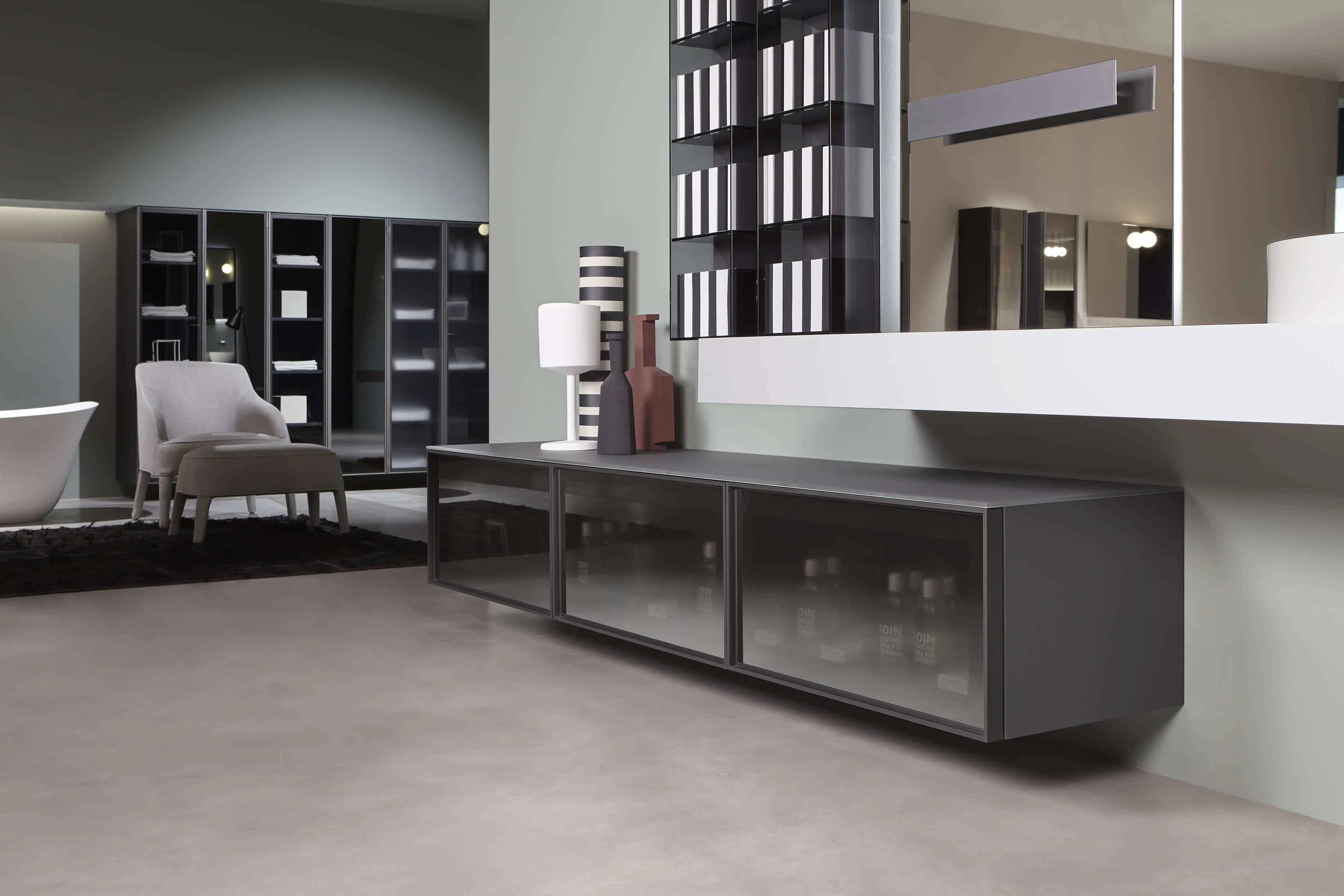 Italienisches Badezimmer en suite Itialienisches Badezimmer angeschlossen an ein Wohnzimmer